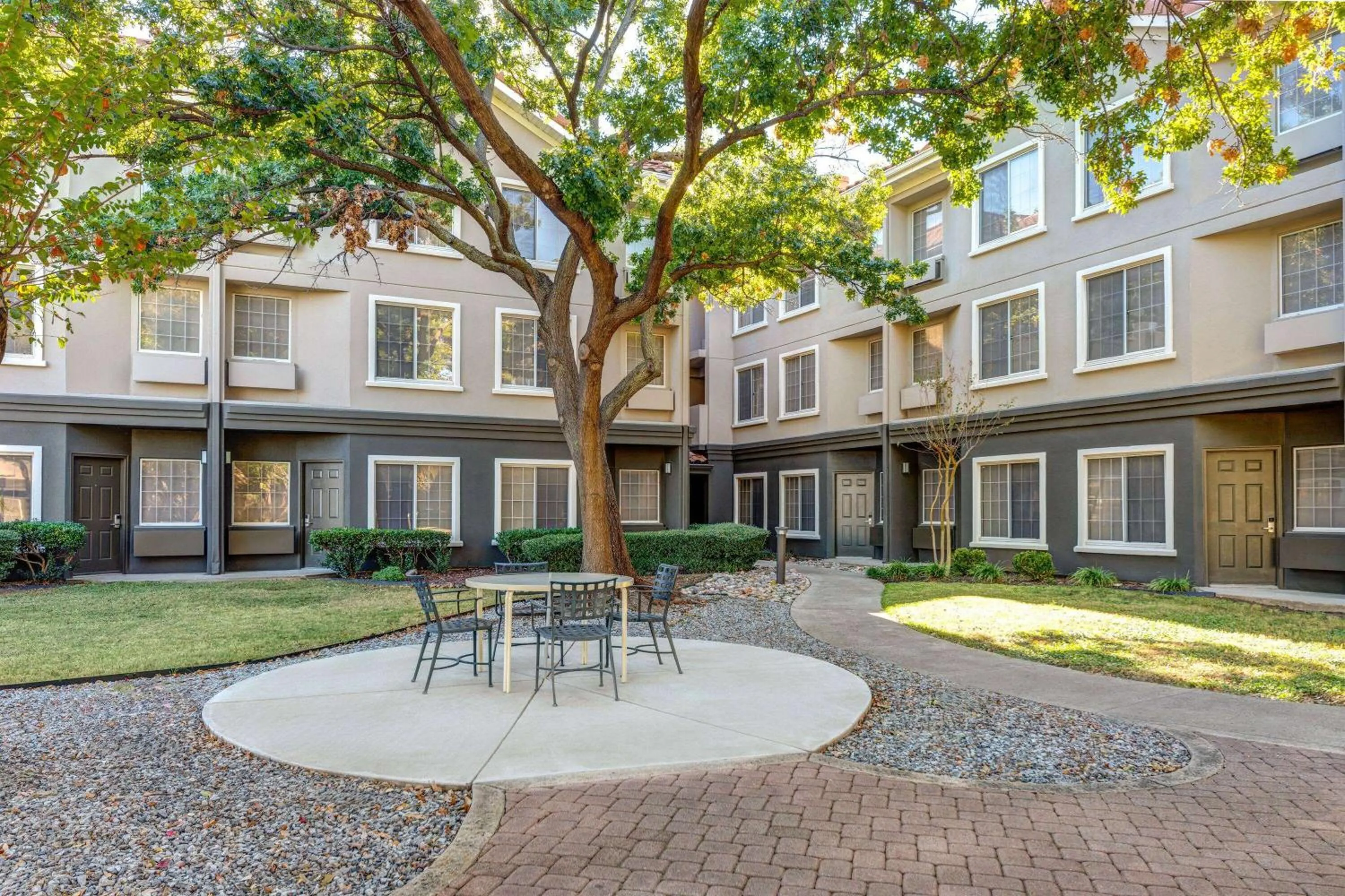 Inner courtyard view in La Quinta by Wyndham Dallas DFW Airport North
