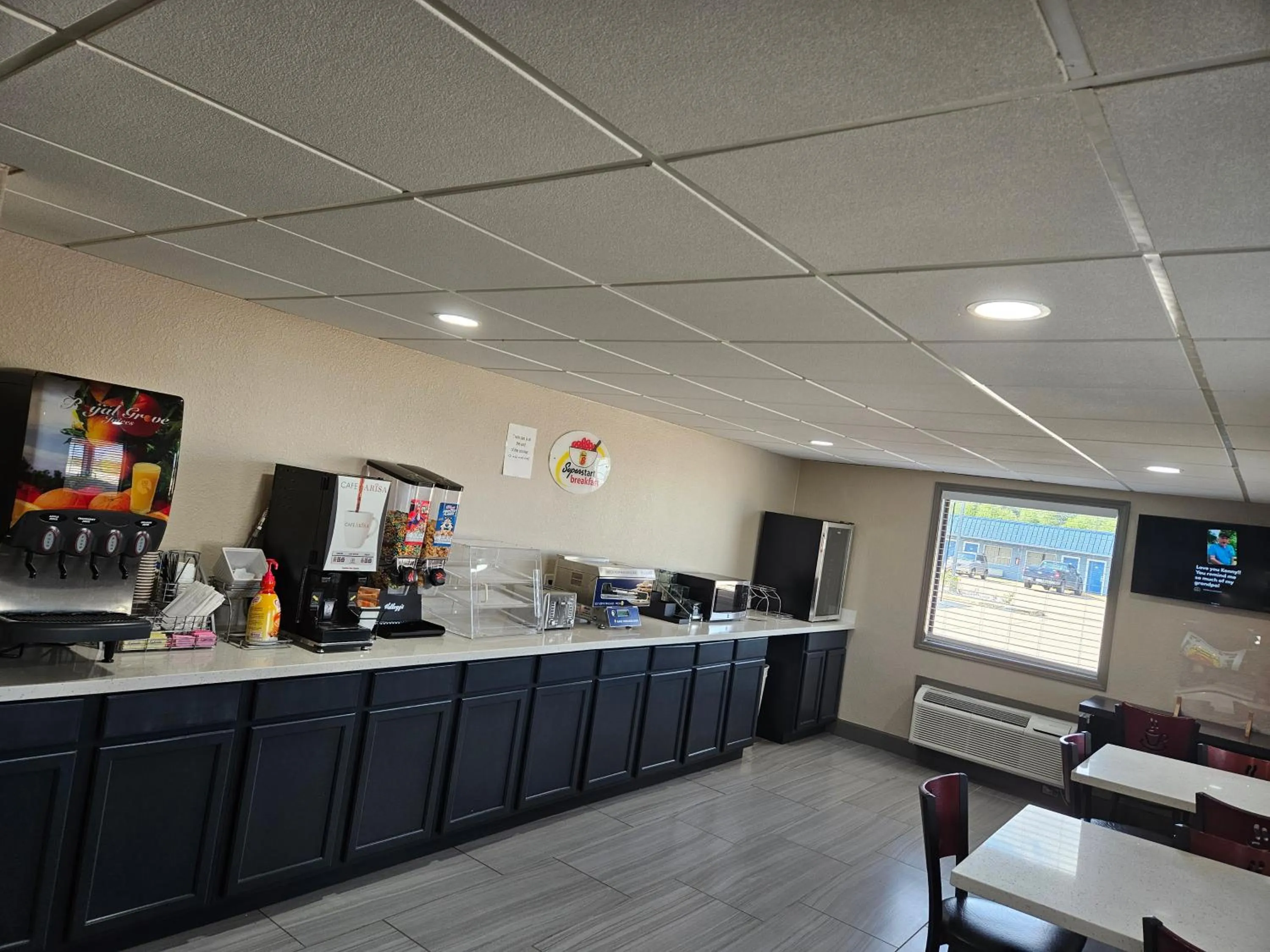 Restaurant/places to eat in Super 8 by Wyndham Buffalo