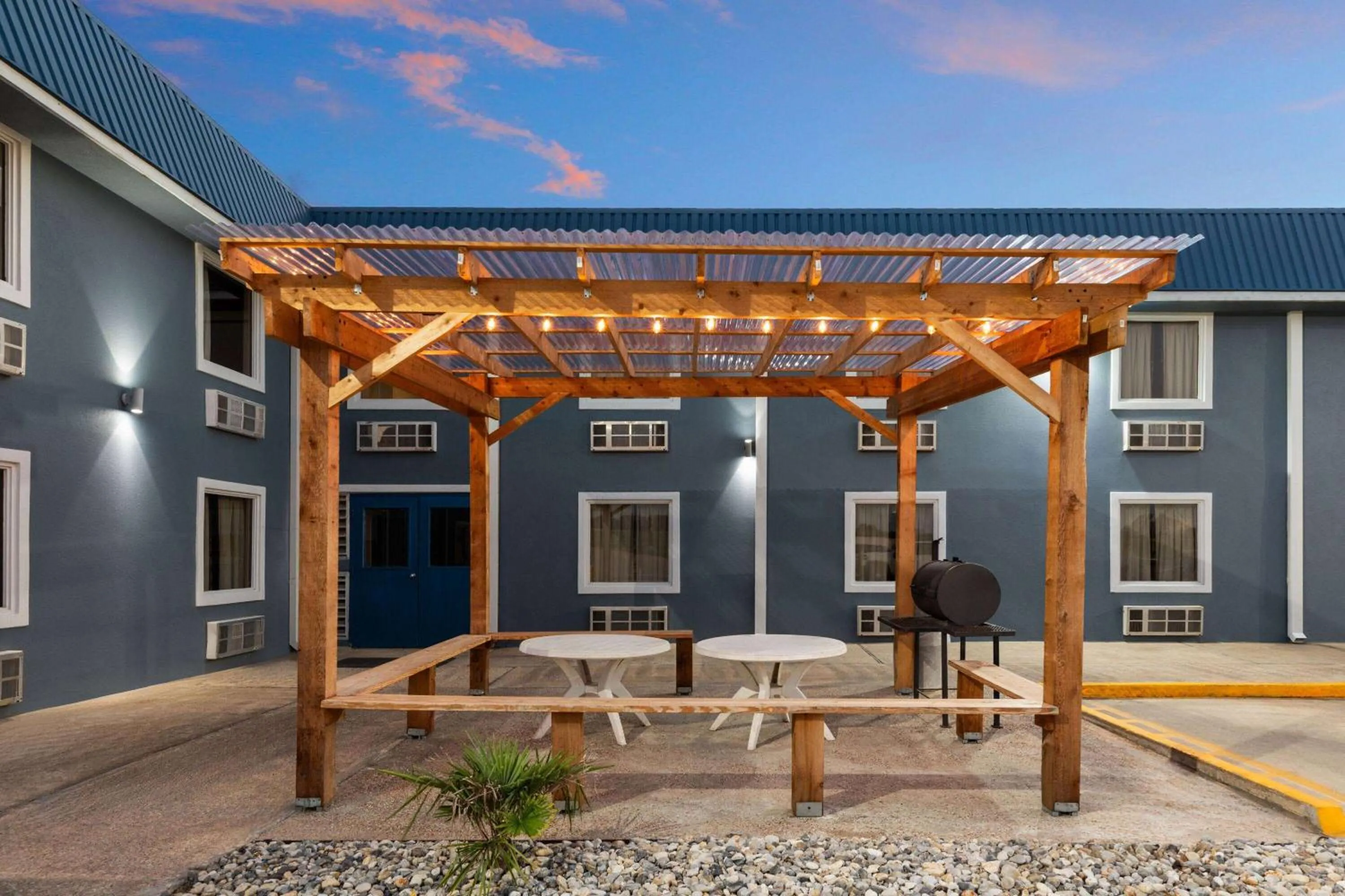 BBQ facilities in Super 8 by Wyndham Buffalo