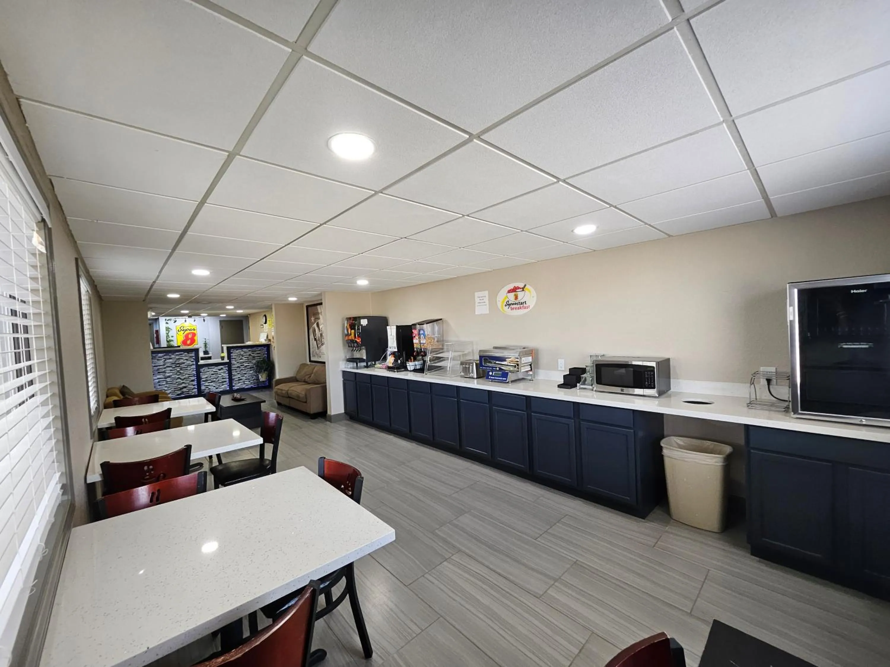 Restaurant/places to eat in Super 8 by Wyndham Buffalo