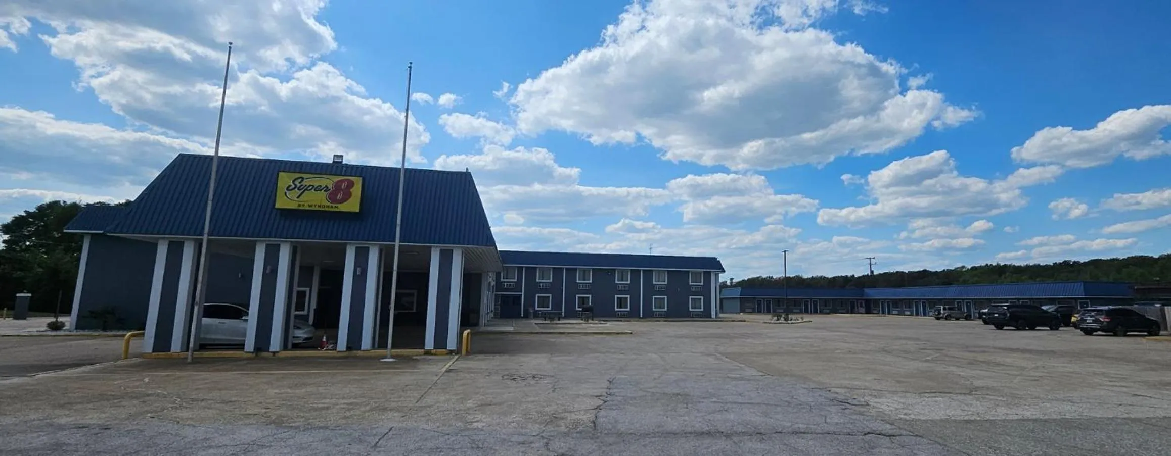 Facade/entrance in Super 8 by Wyndham Buffalo