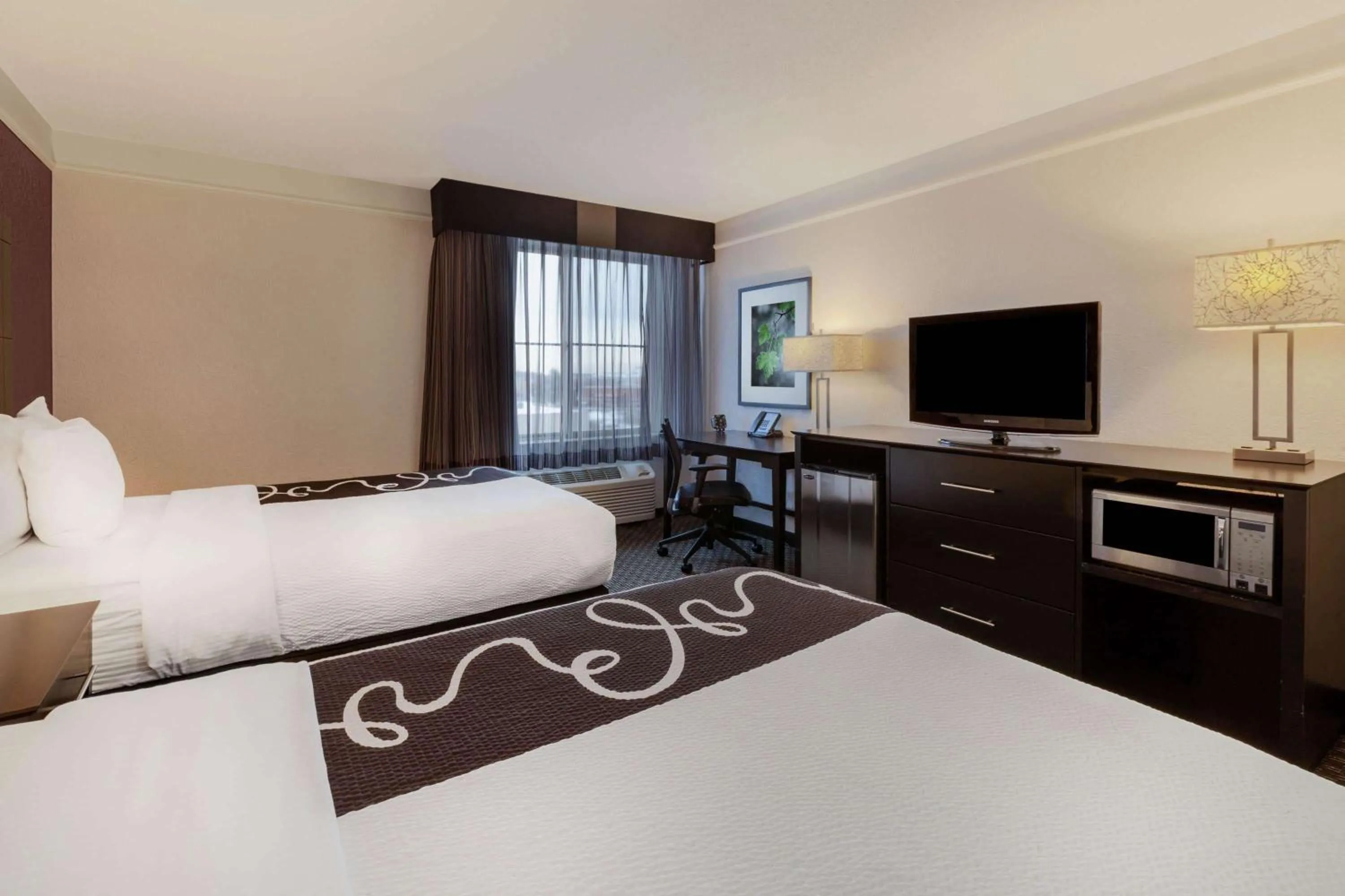 Photo of the whole room, Bed in La Quinta by Wyndham Detroit Utica