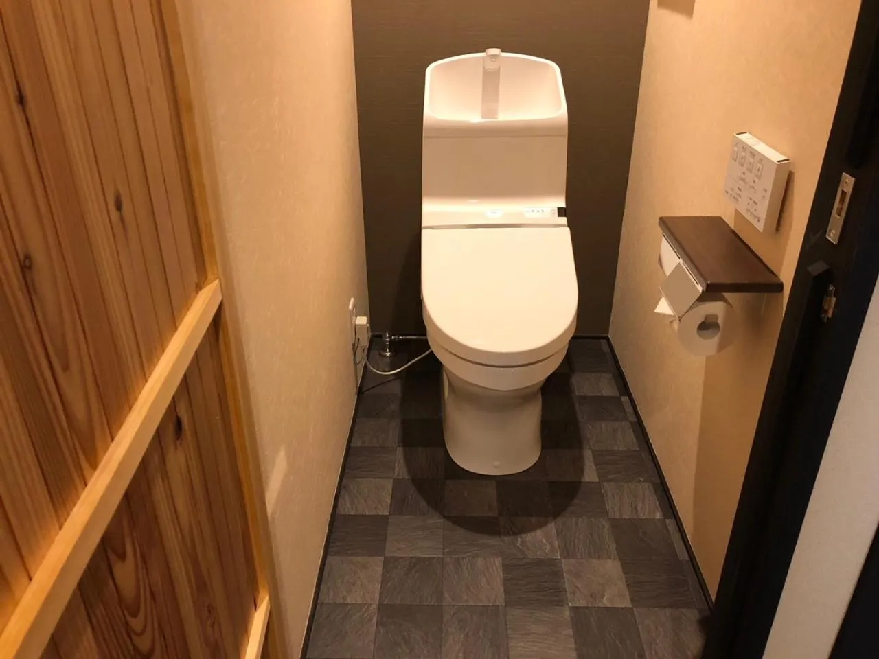 Toilet in Rinn Tenjincho