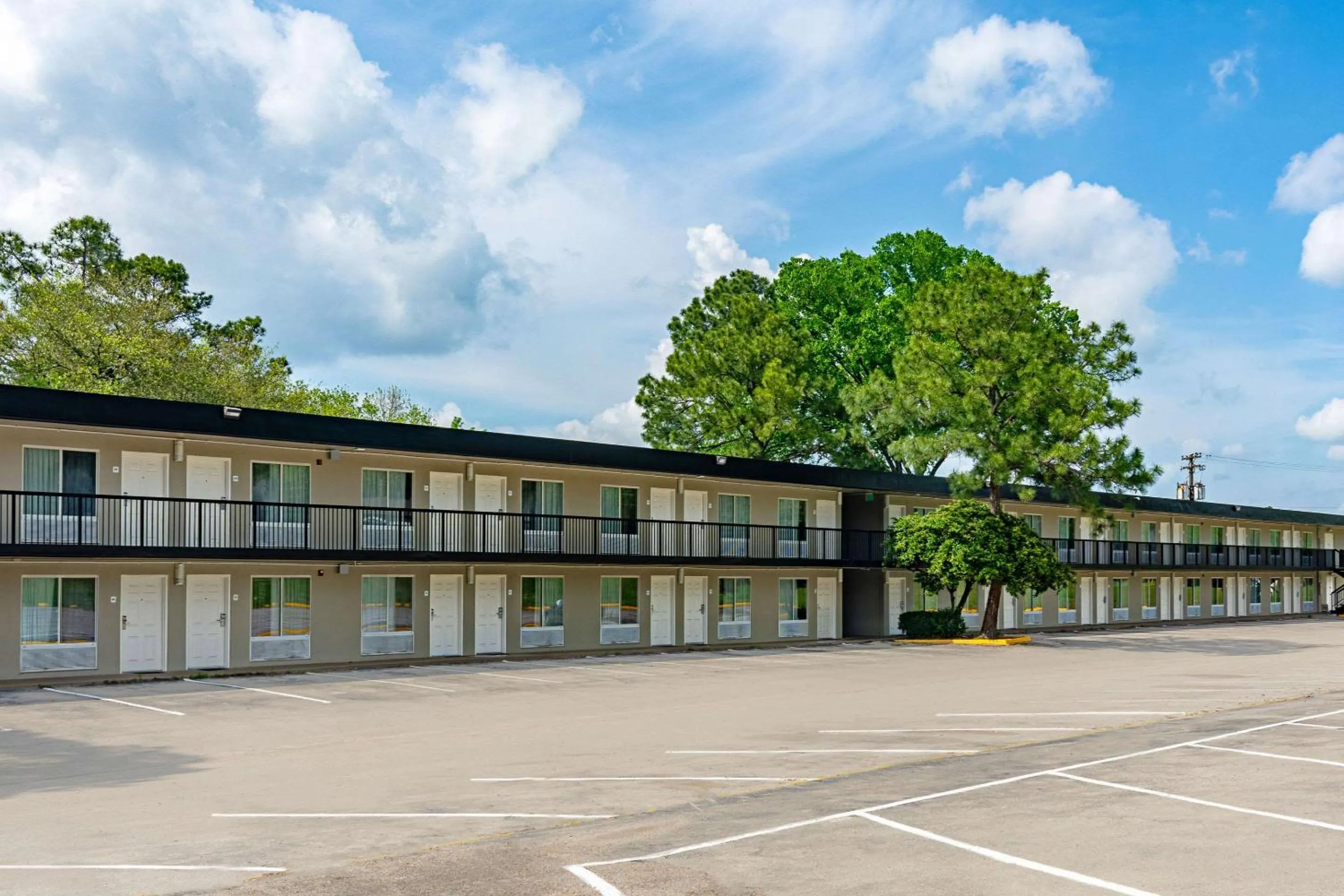 Property building in Rodeway Inn Huntsville West