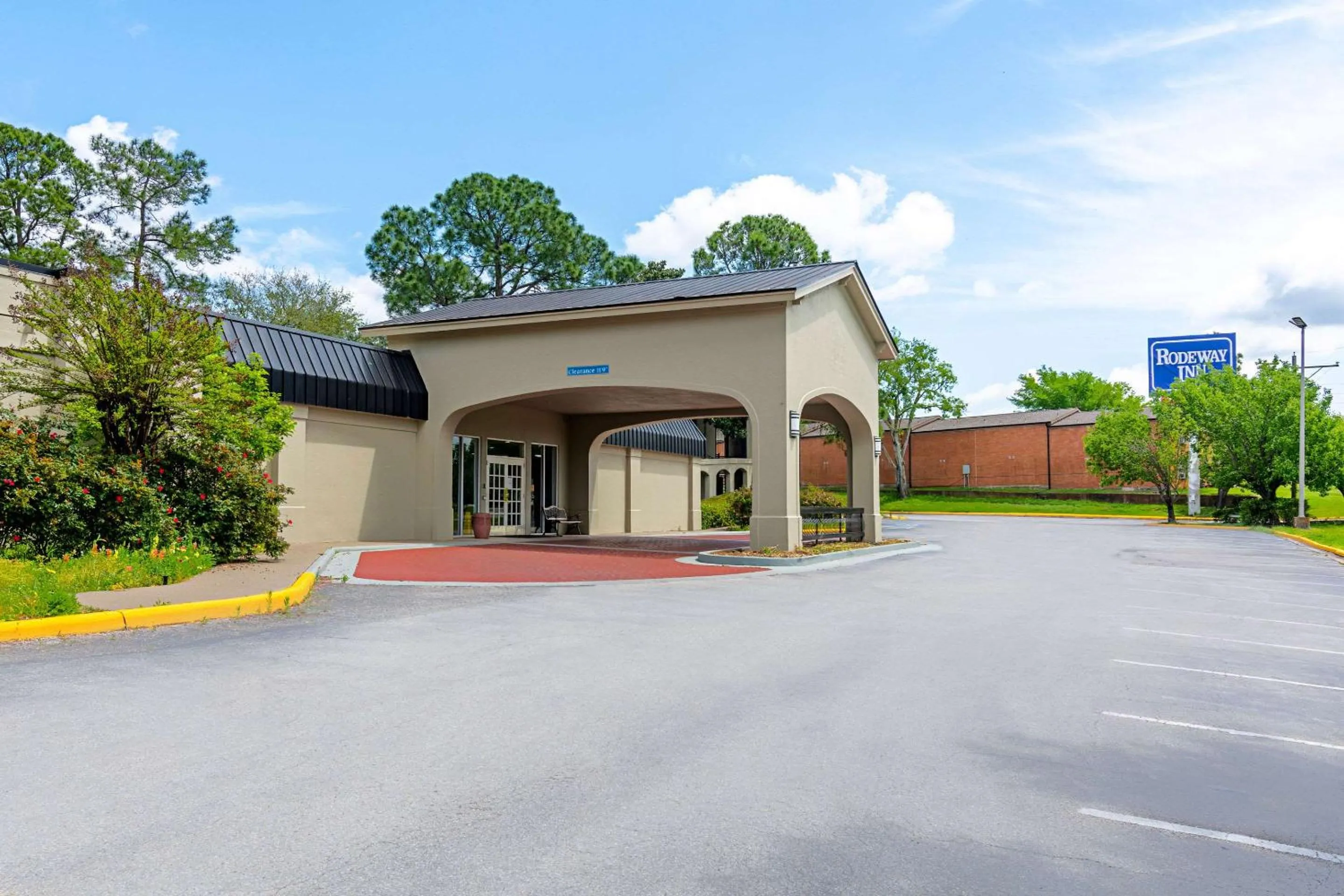 Property building in Rodeway Inn Huntsville West