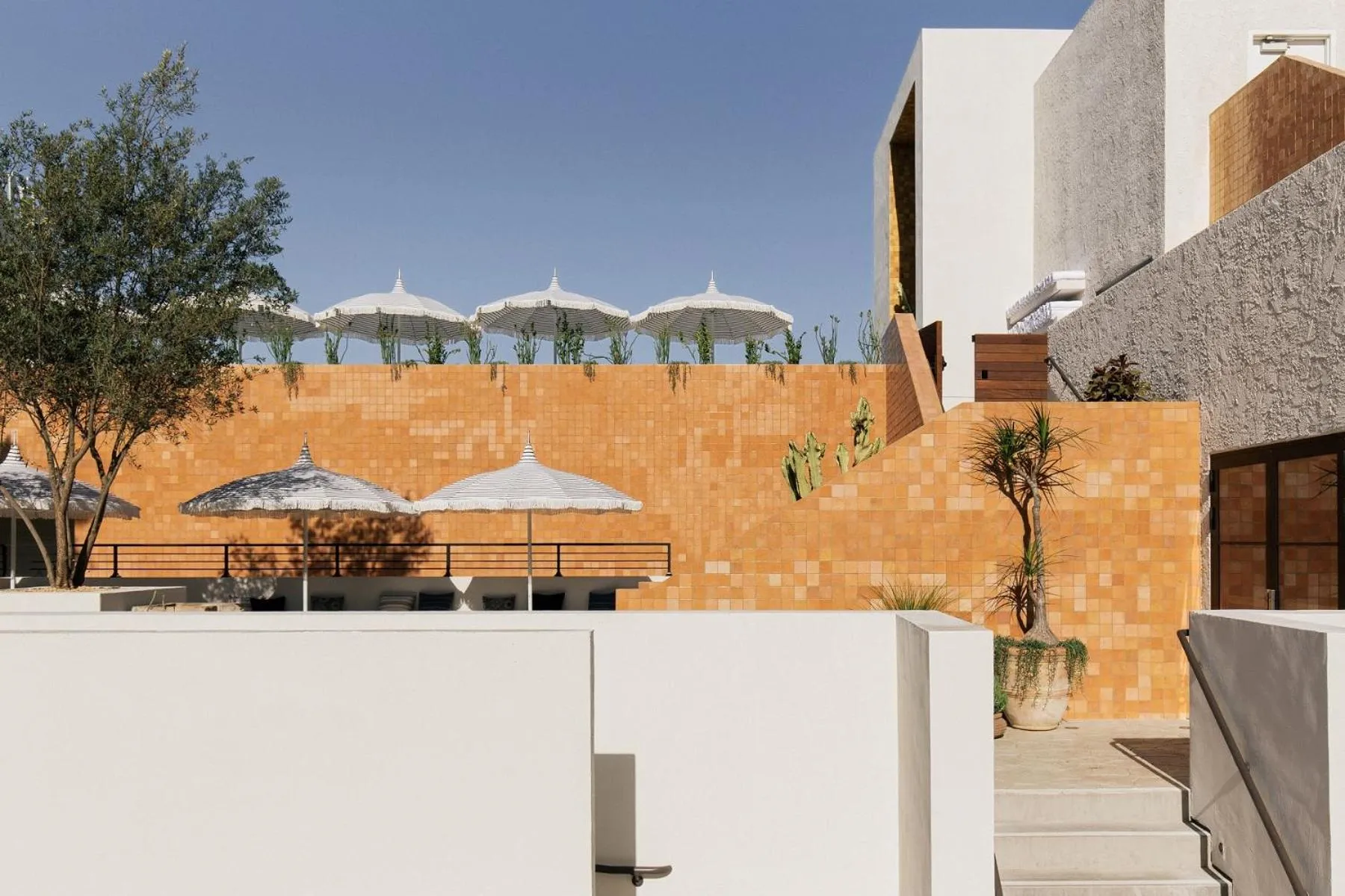 Facade/entrance in Silver Lake Pool & Inn