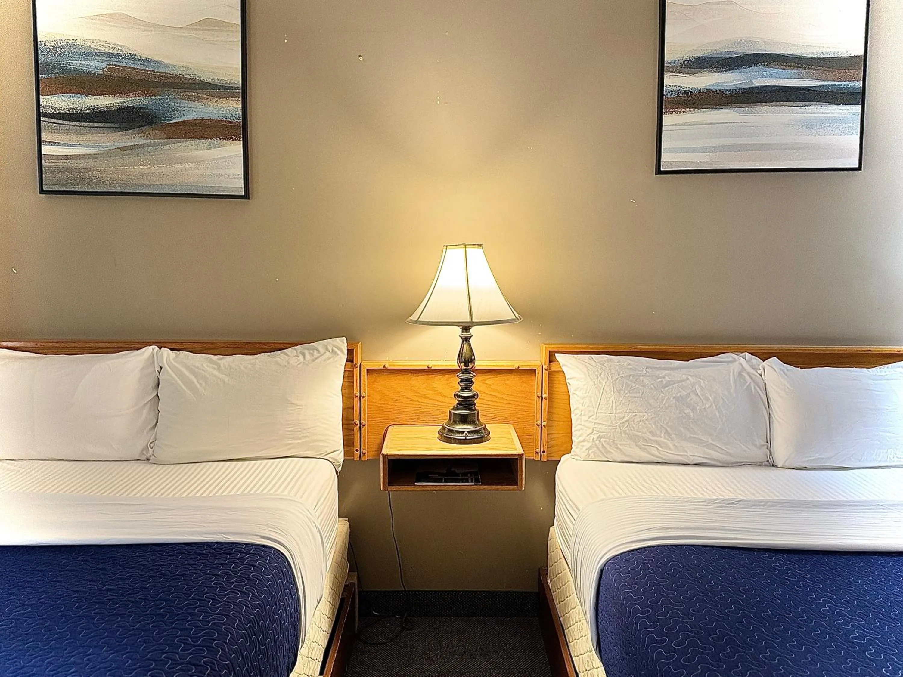 Bedroom, Bed in Sunshine Lodge Inn