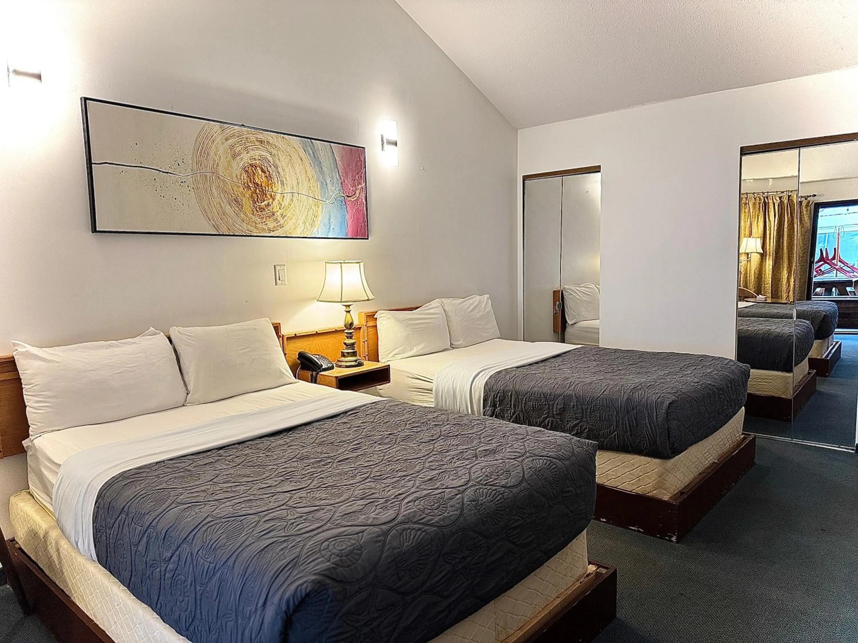 Bedroom, Bed in Sunshine Lodge Inn