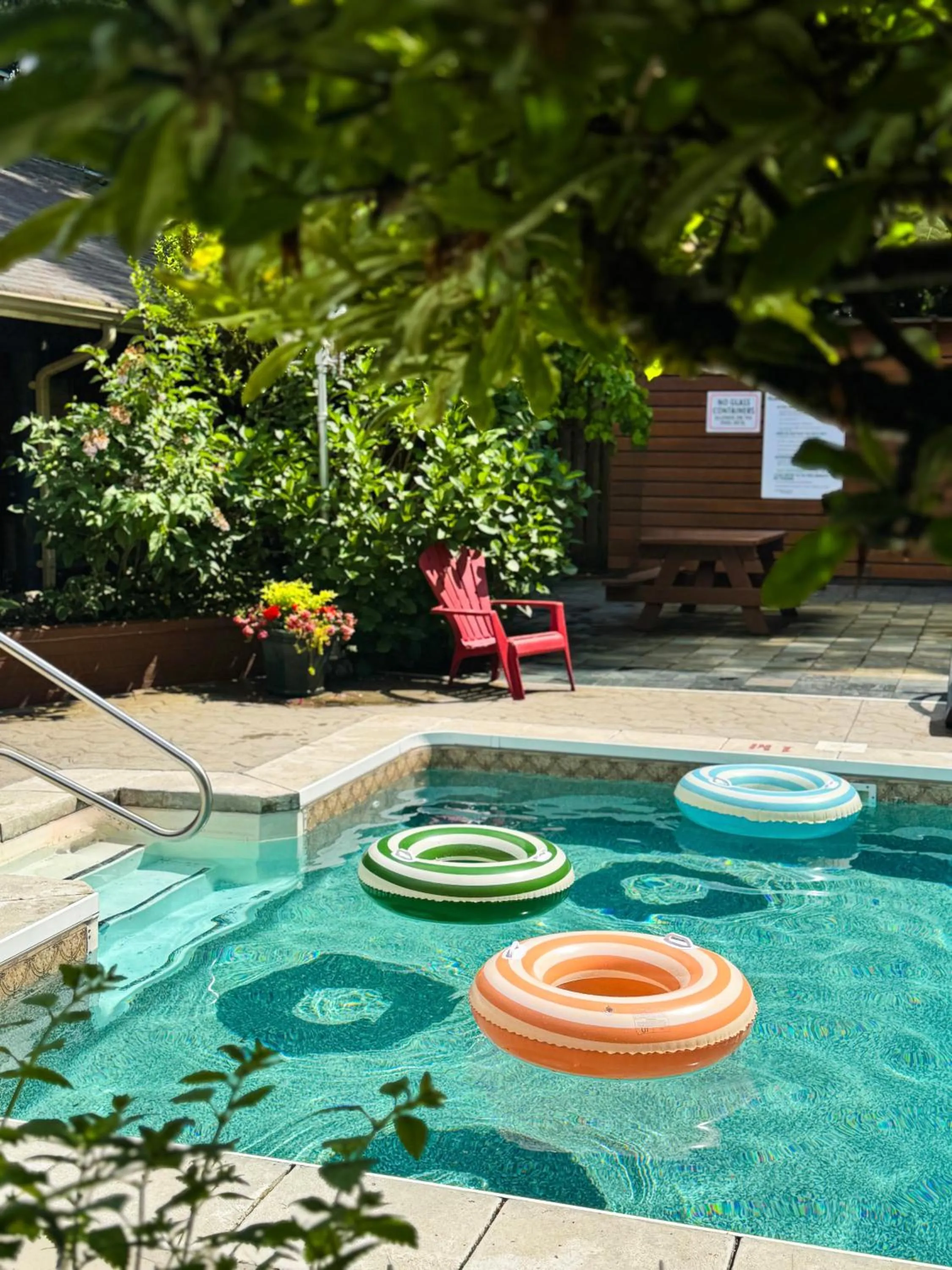 Swimming pool in Sunshine Lodge Inn