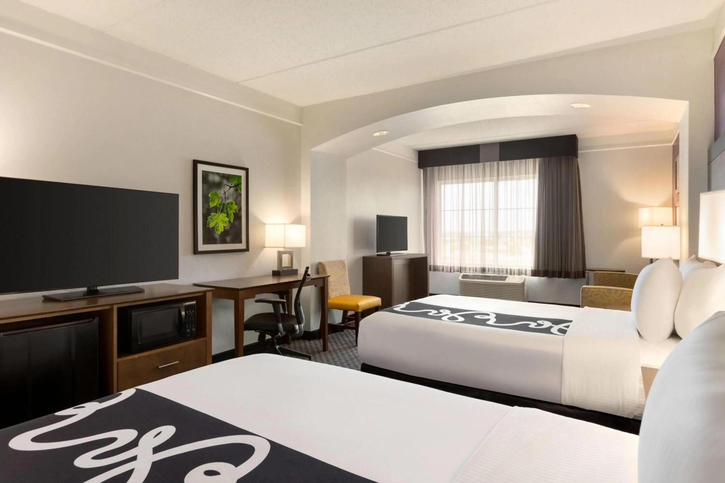 Photo of the whole room, Bed in La Quinta by Wyndham Arlington North 6 Flags Dr