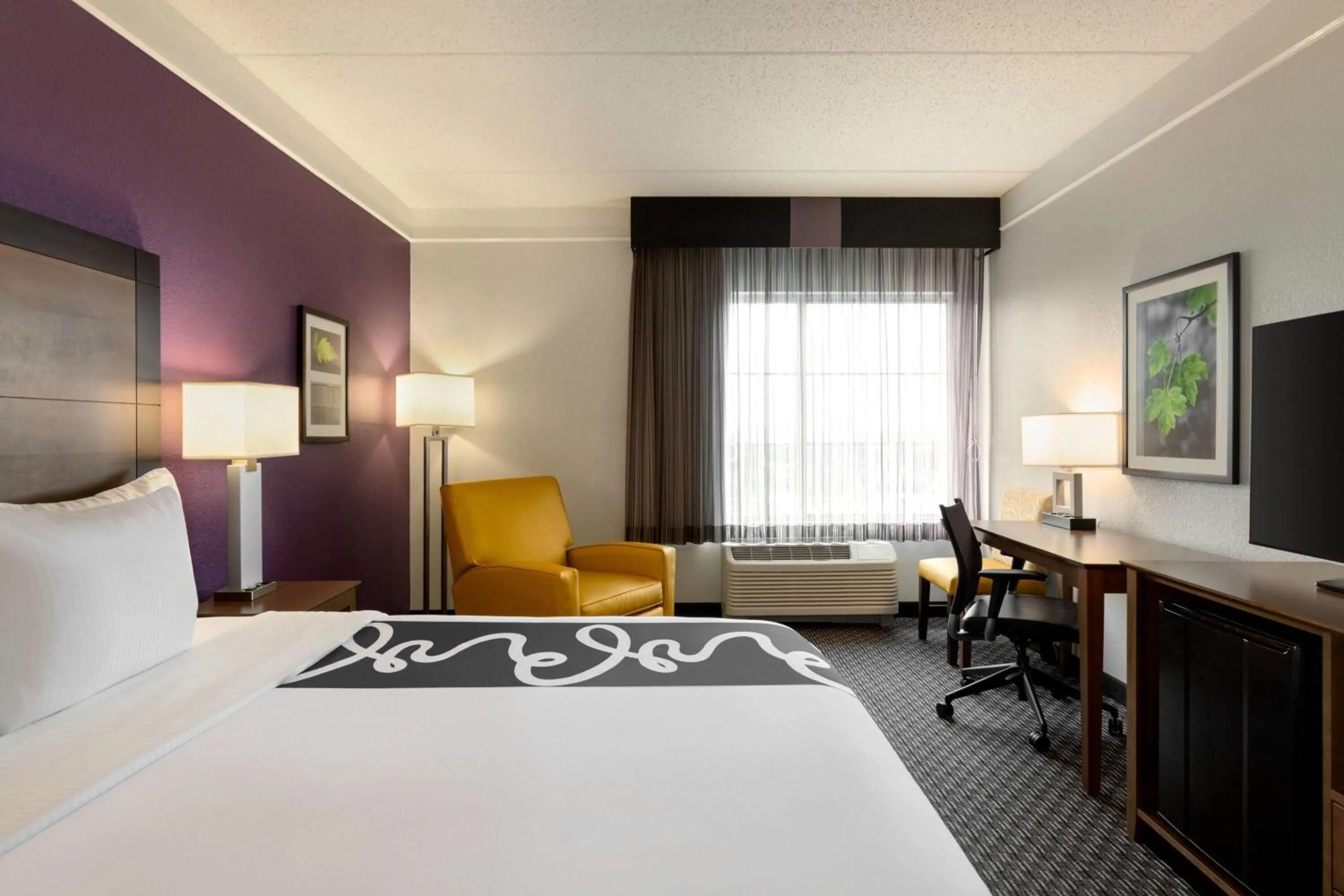 Photo of the whole room, Bed in La Quinta by Wyndham Arlington North 6 Flags Dr