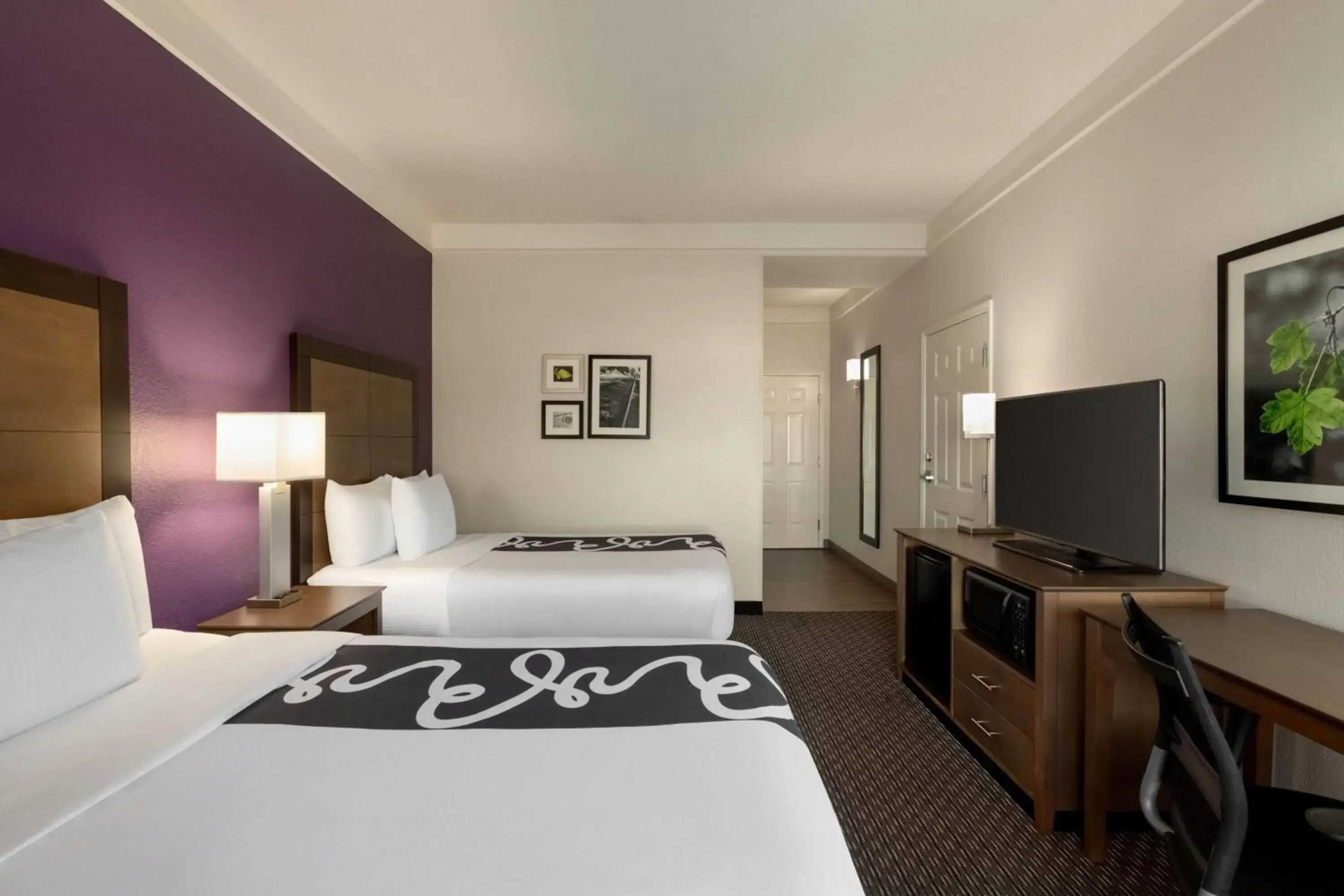 Double Room with Two Double Beds - Mobility/Hearing Accessible - Non-Smoking in La Quinta by Wyndham Arlington North 6 Flags Dr Double Room with Two Double Beds - Mobility/Hearing Accessible - Non-Smoking in La Quinta by Wyndham Arlington North 6 Flags Dr