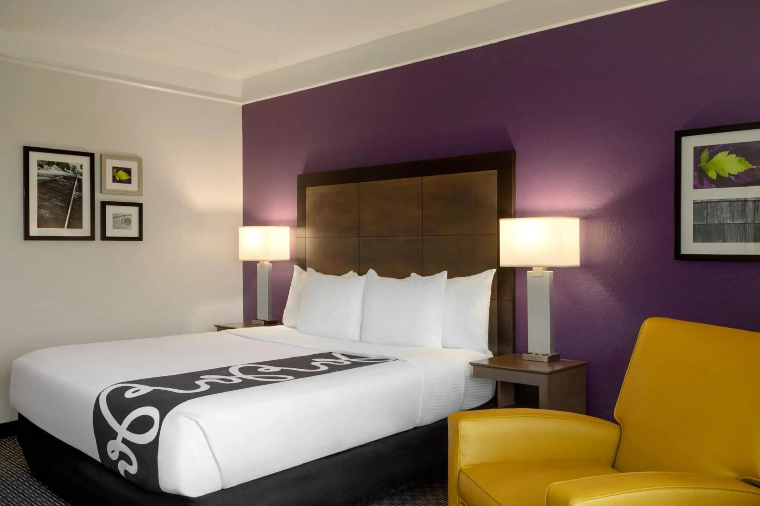 Photo of the whole room, Bed in La Quinta by Wyndham Arlington North 6 Flags Dr