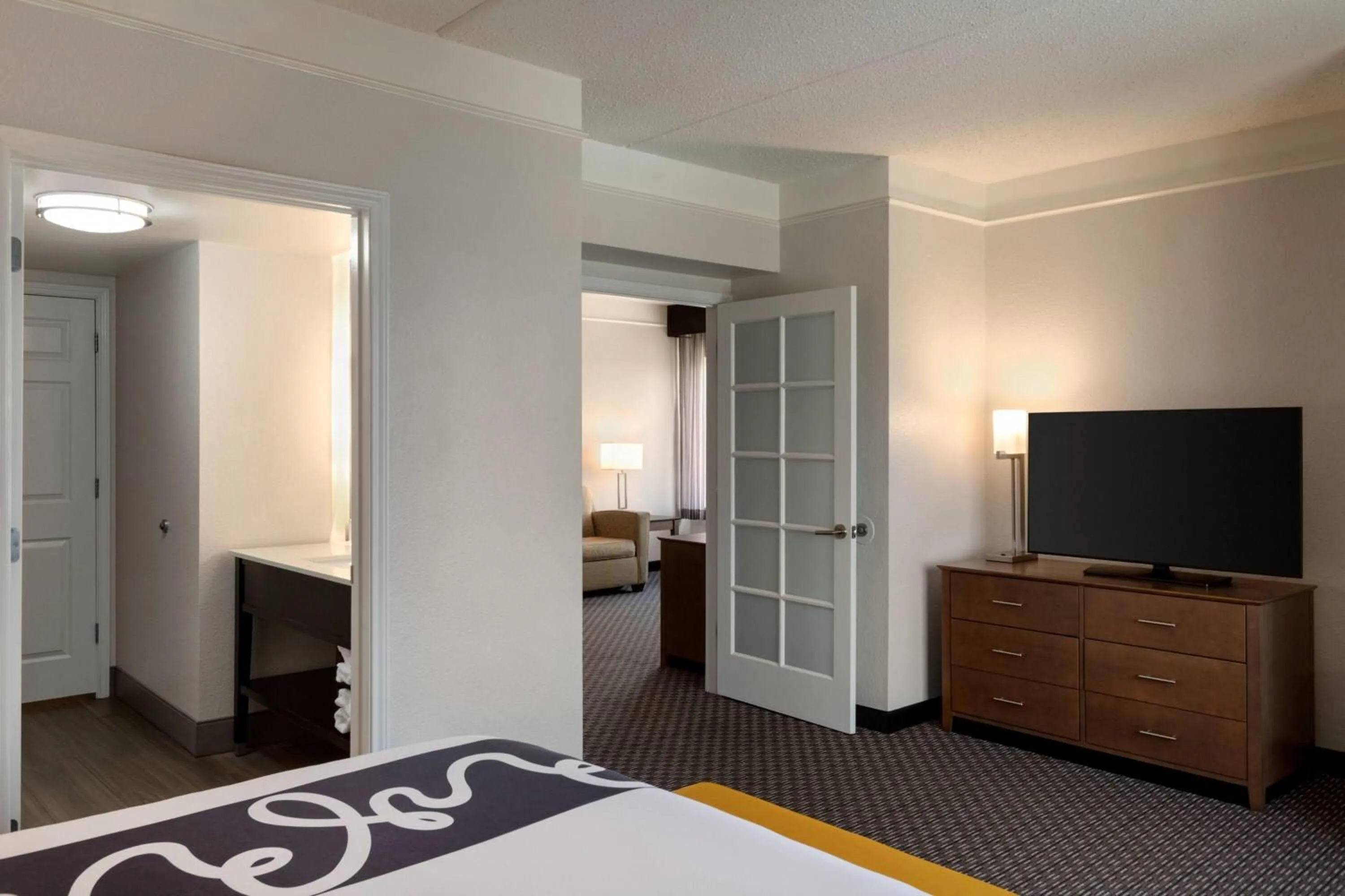 Photo of the whole room, Bed in La Quinta by Wyndham Arlington North 6 Flags Dr