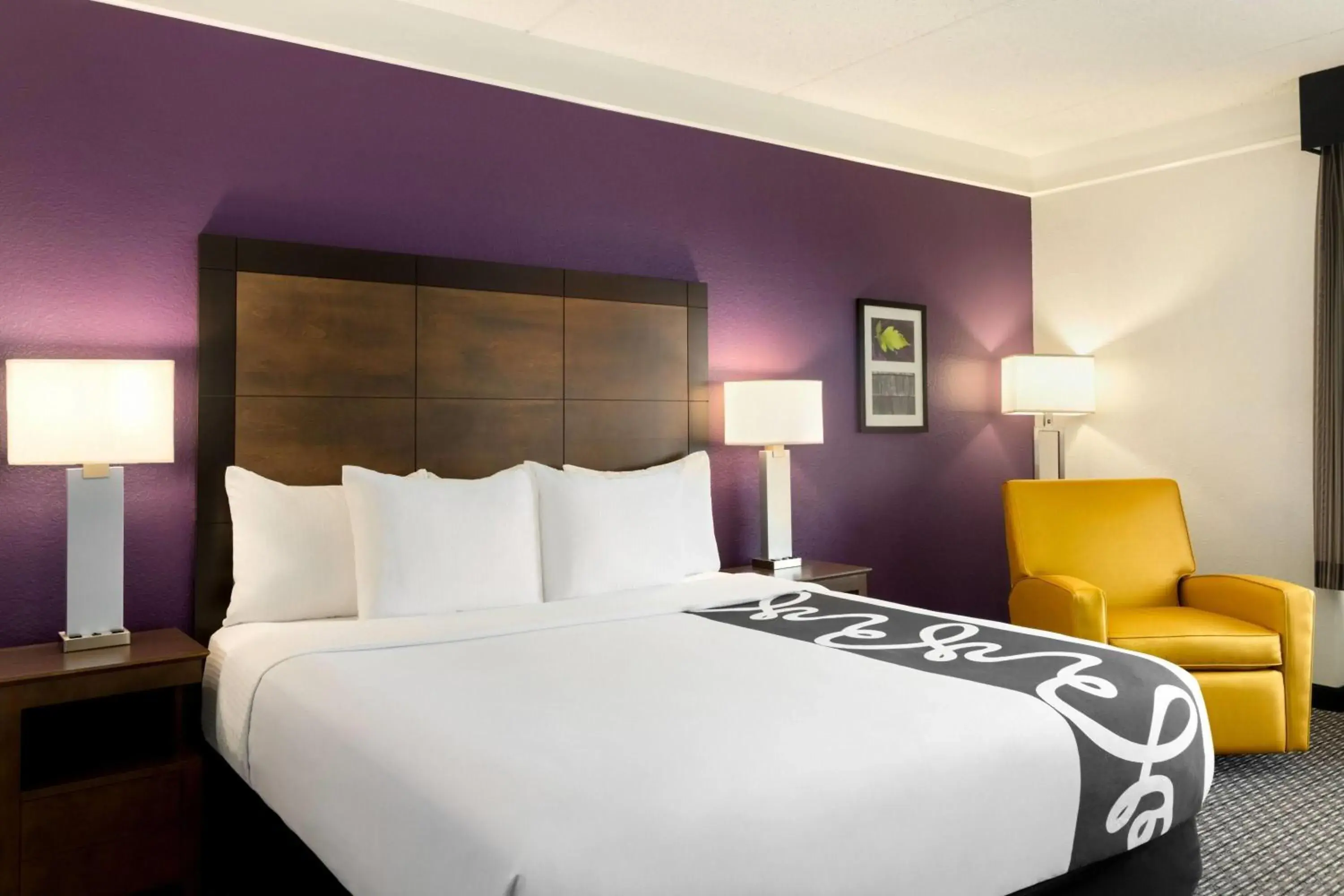 King Room with Pool View - Mobility/Hearing Access with Tub - Non-Smoking in La Quinta by Wyndham Arlington North 6 Flags Dr King Room with Pool View - Mobility/Hearing Access with Tub - Non-Smoking in La Quinta by Wyndham Arlington North 6 Flags Dr