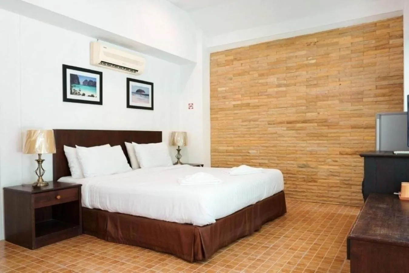 Bedroom, Bed in Garden Home Kata