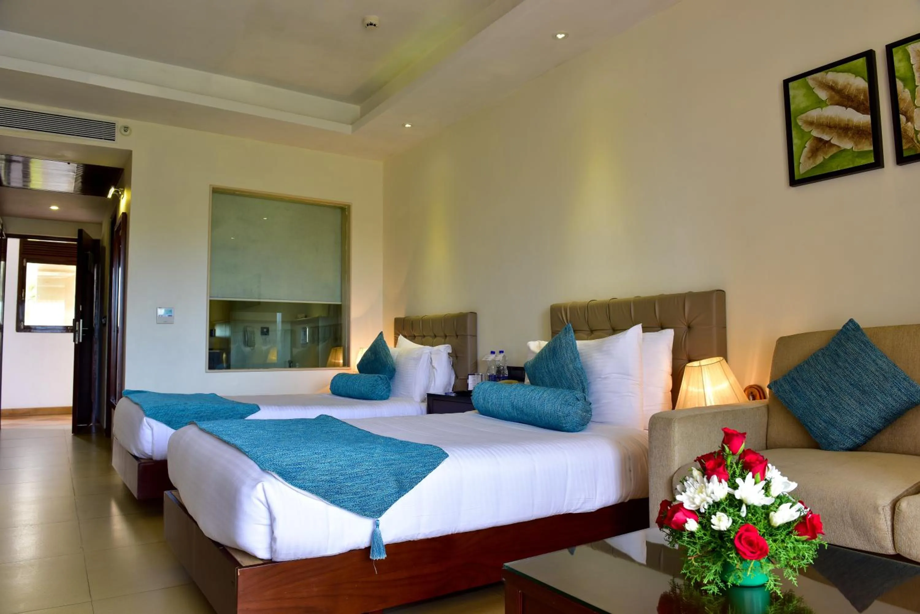 Photo of the whole room, Bed in Golden Tulip Candolim, Goa