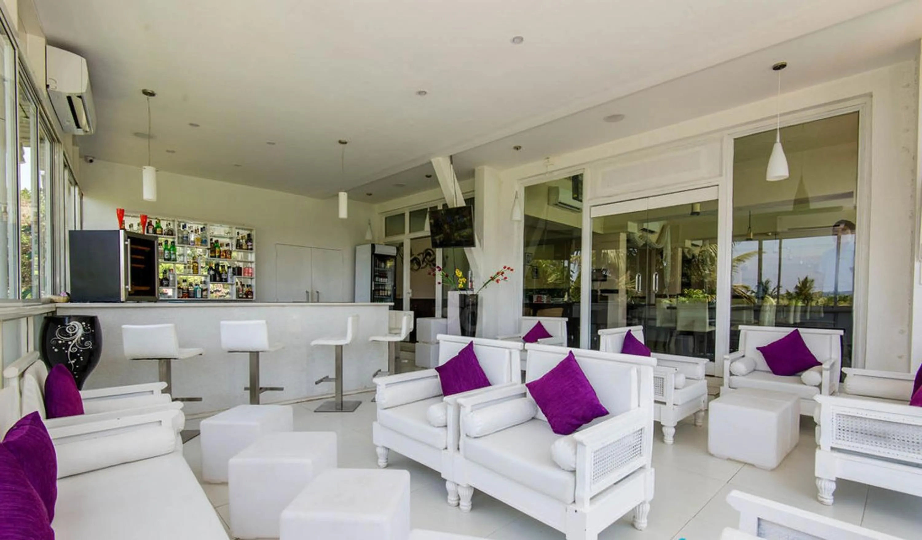 Lounge or bar in Golden Tulip Candolim, Goa