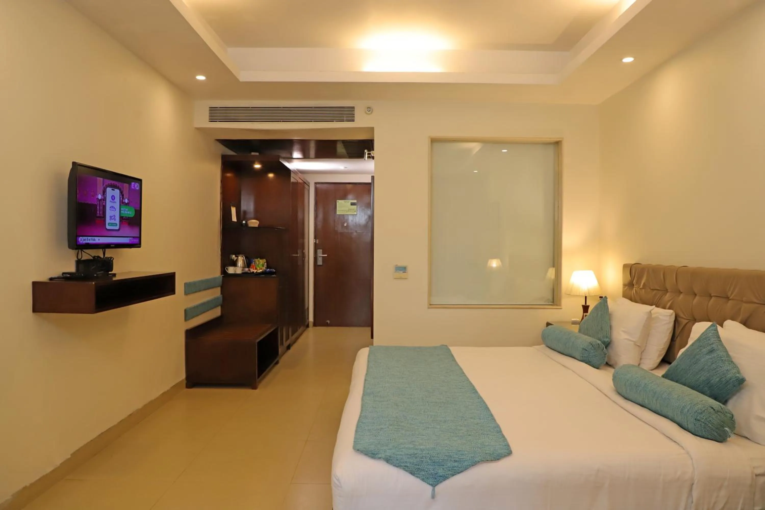 TV and multimedia, Bed in Golden Tulip Candolim, Goa