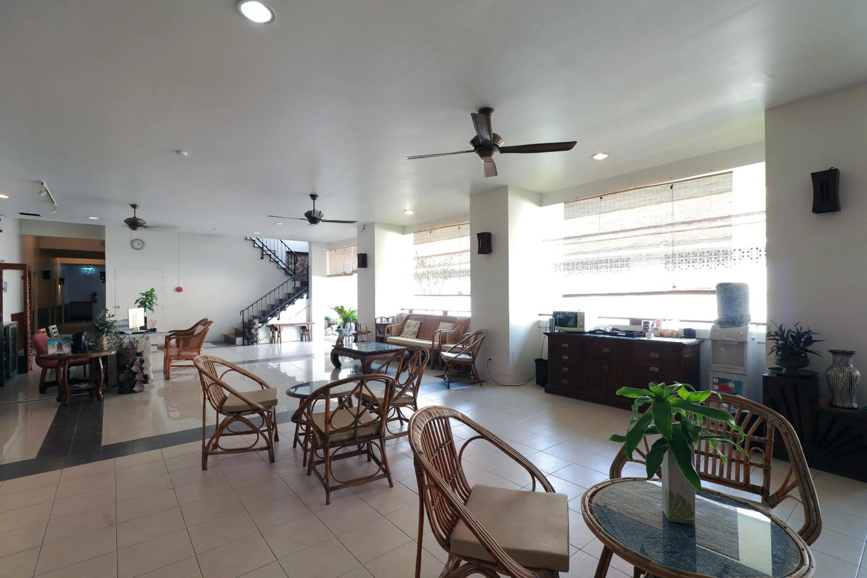 Restaurant/places to eat in Mali's Room