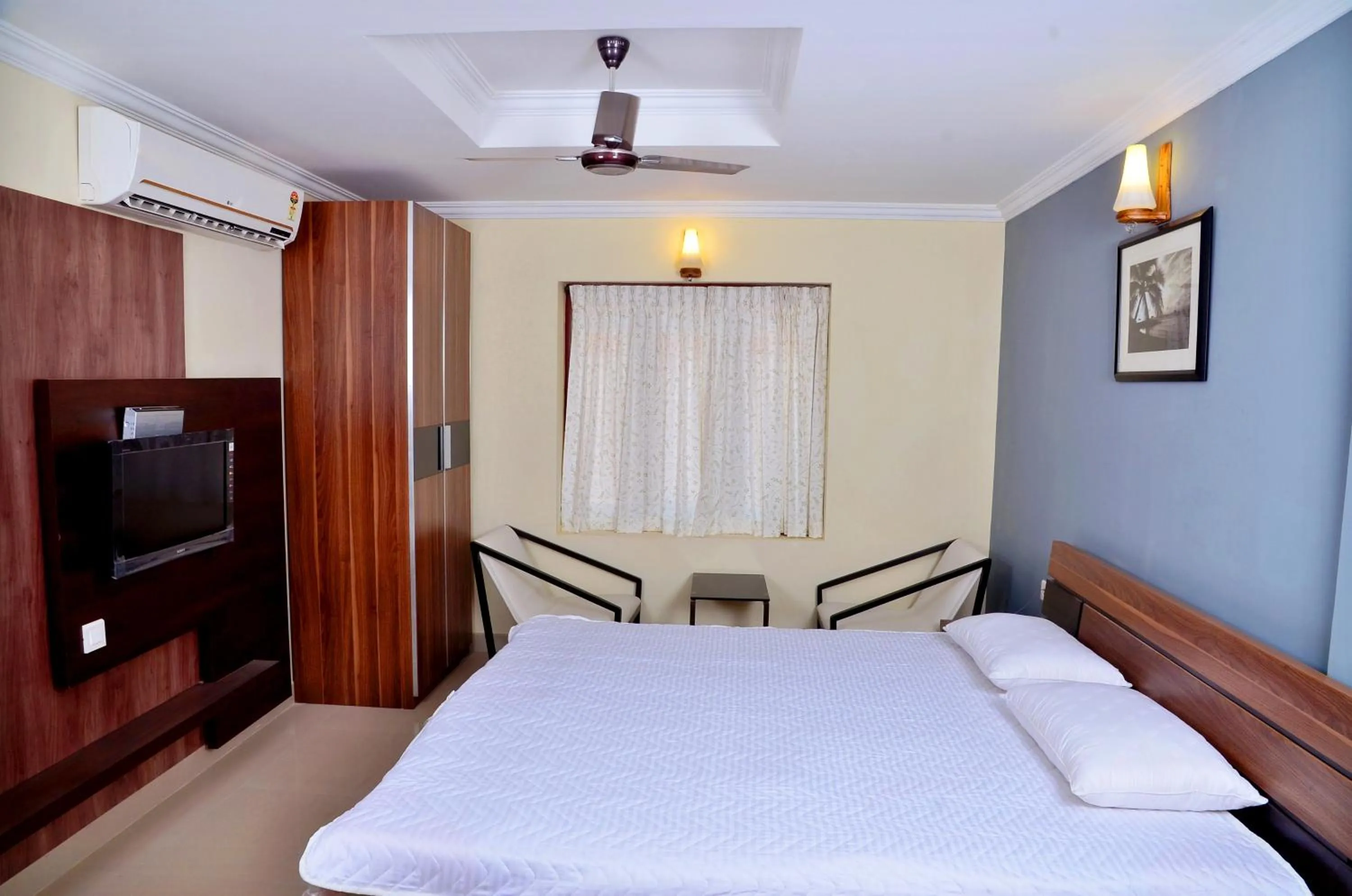 Bedroom, Bed in French Avenue