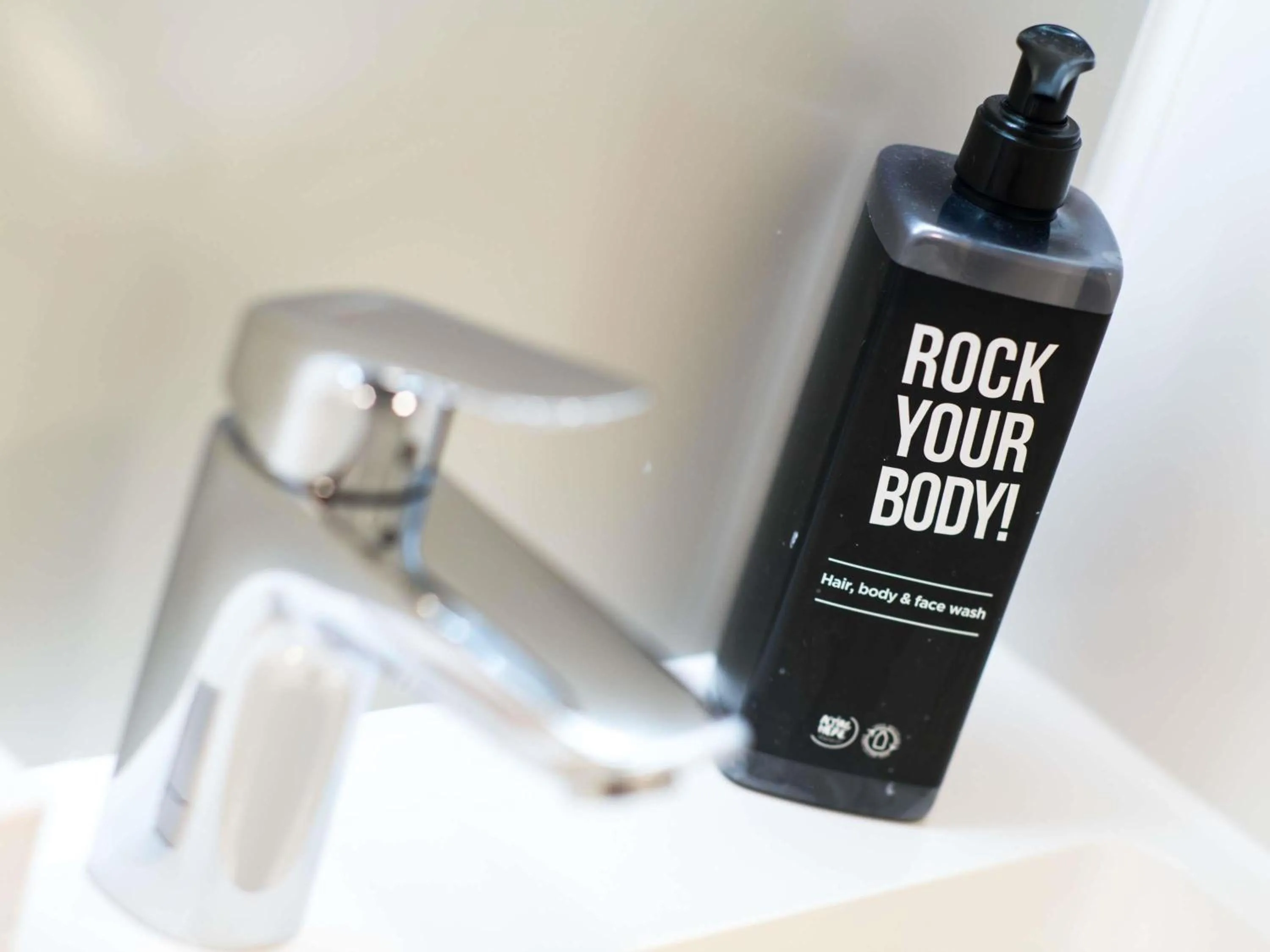 Bedroom in ibis Plymouth