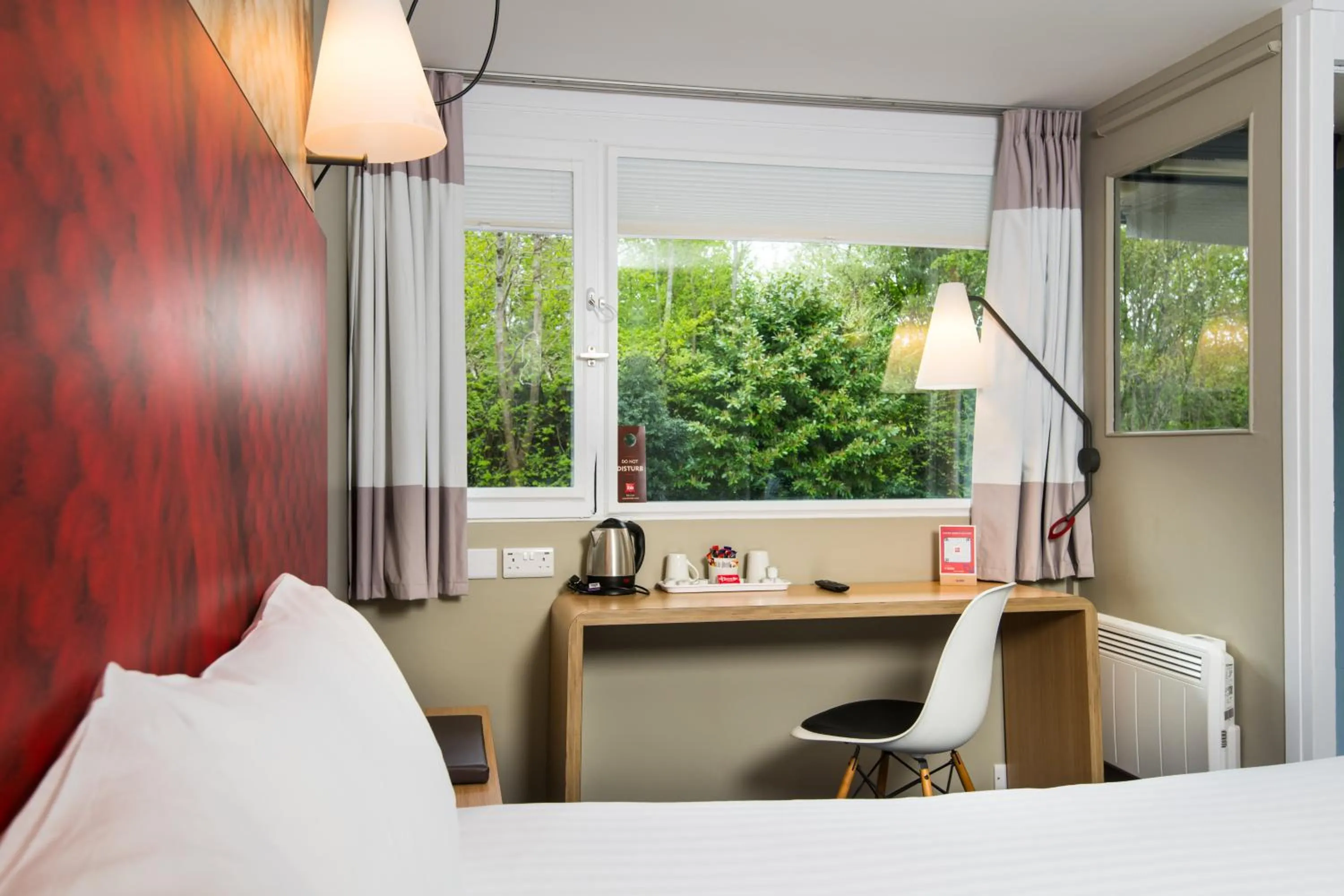 Bedroom, Bed in ibis Plymouth