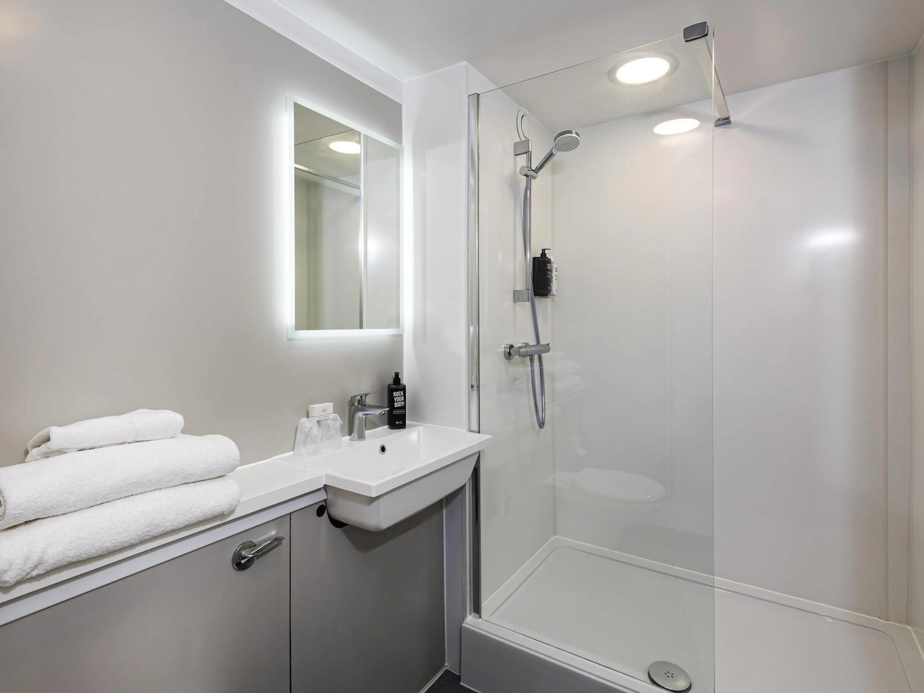 Bedroom in ibis Plymouth