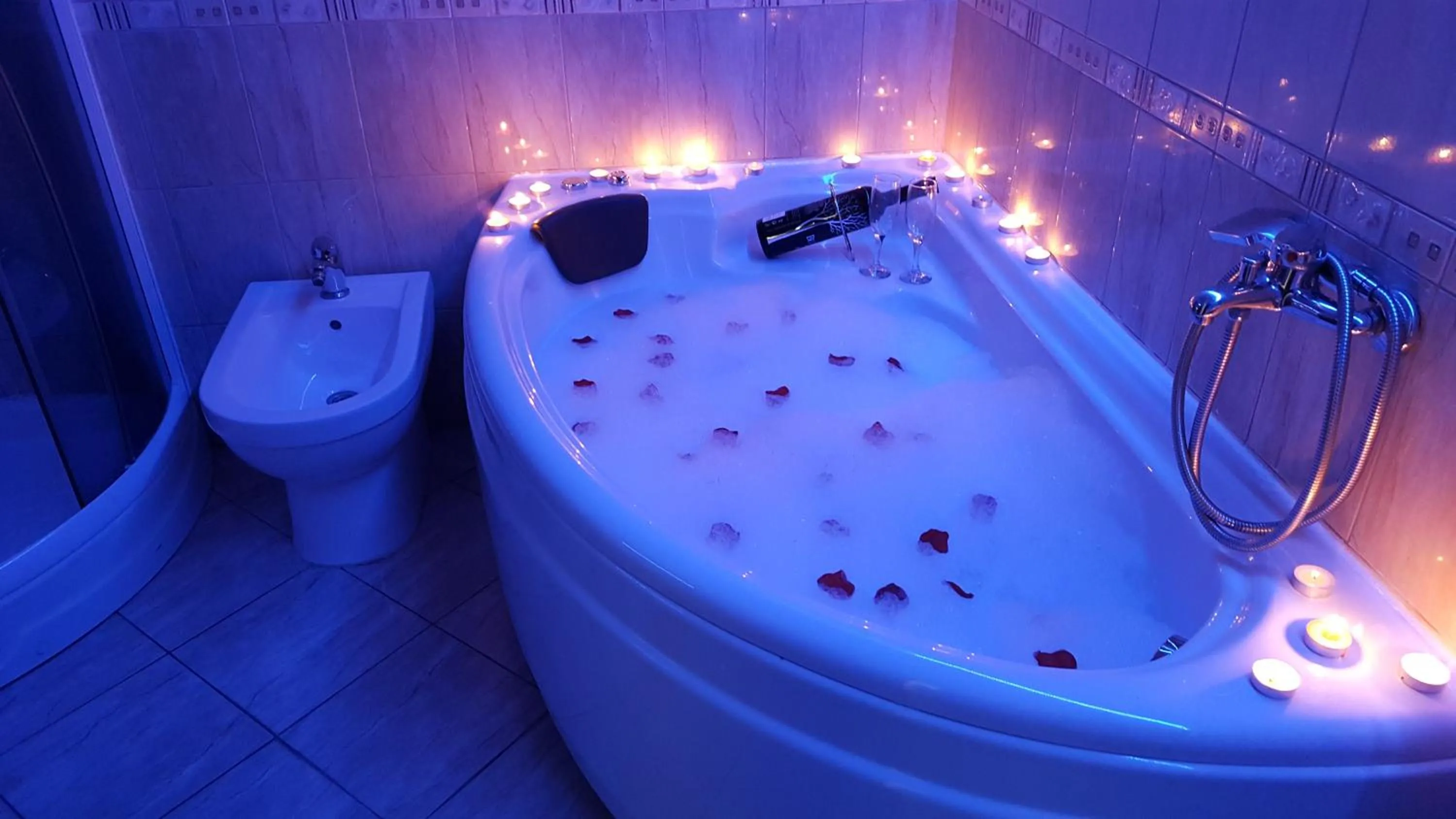 Hot Tub in Petreski Apartments 1