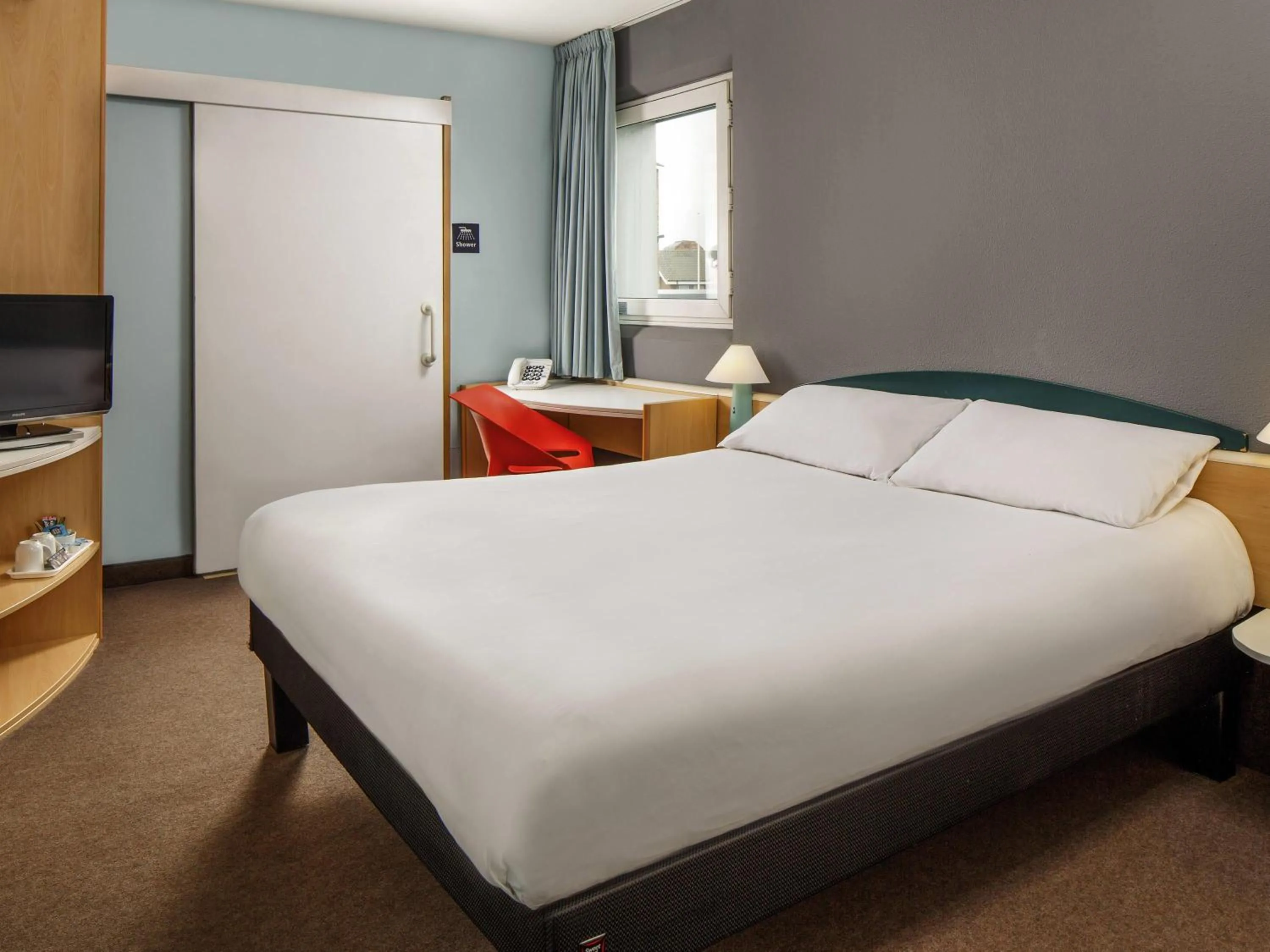 Bedroom, Bed in ibis London Thurrock M25