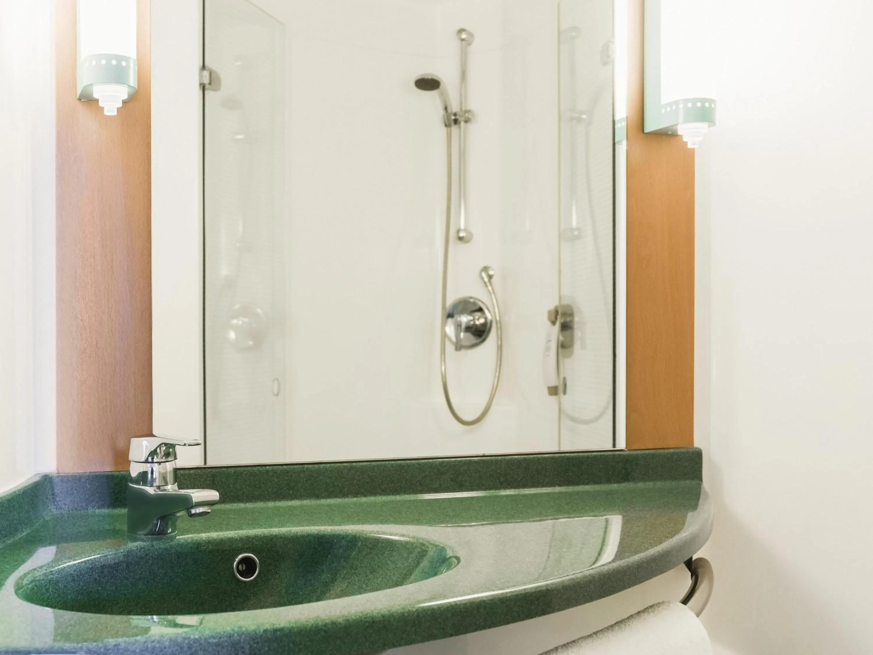 Bedroom in ibis London Thurrock M25