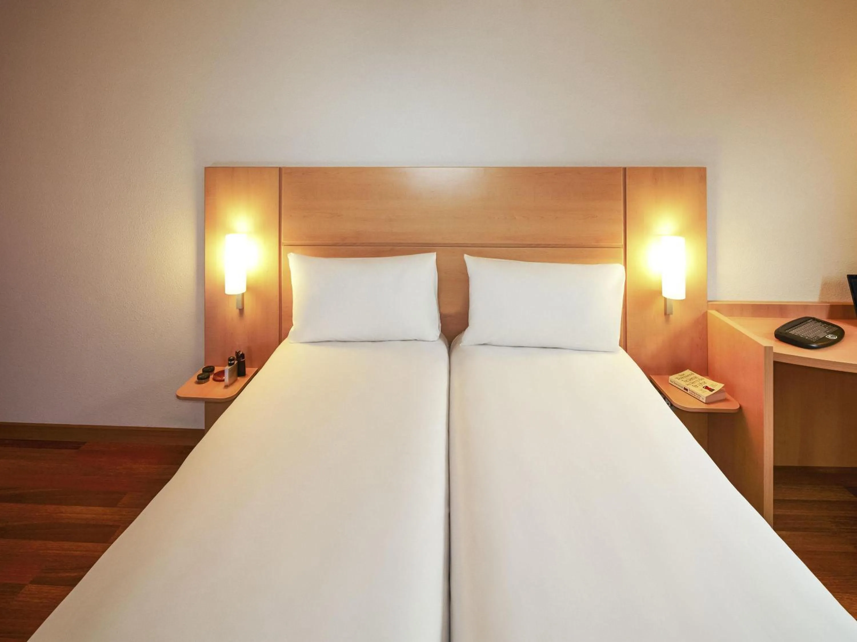 Bedroom, Bed in ibis London Thurrock M25