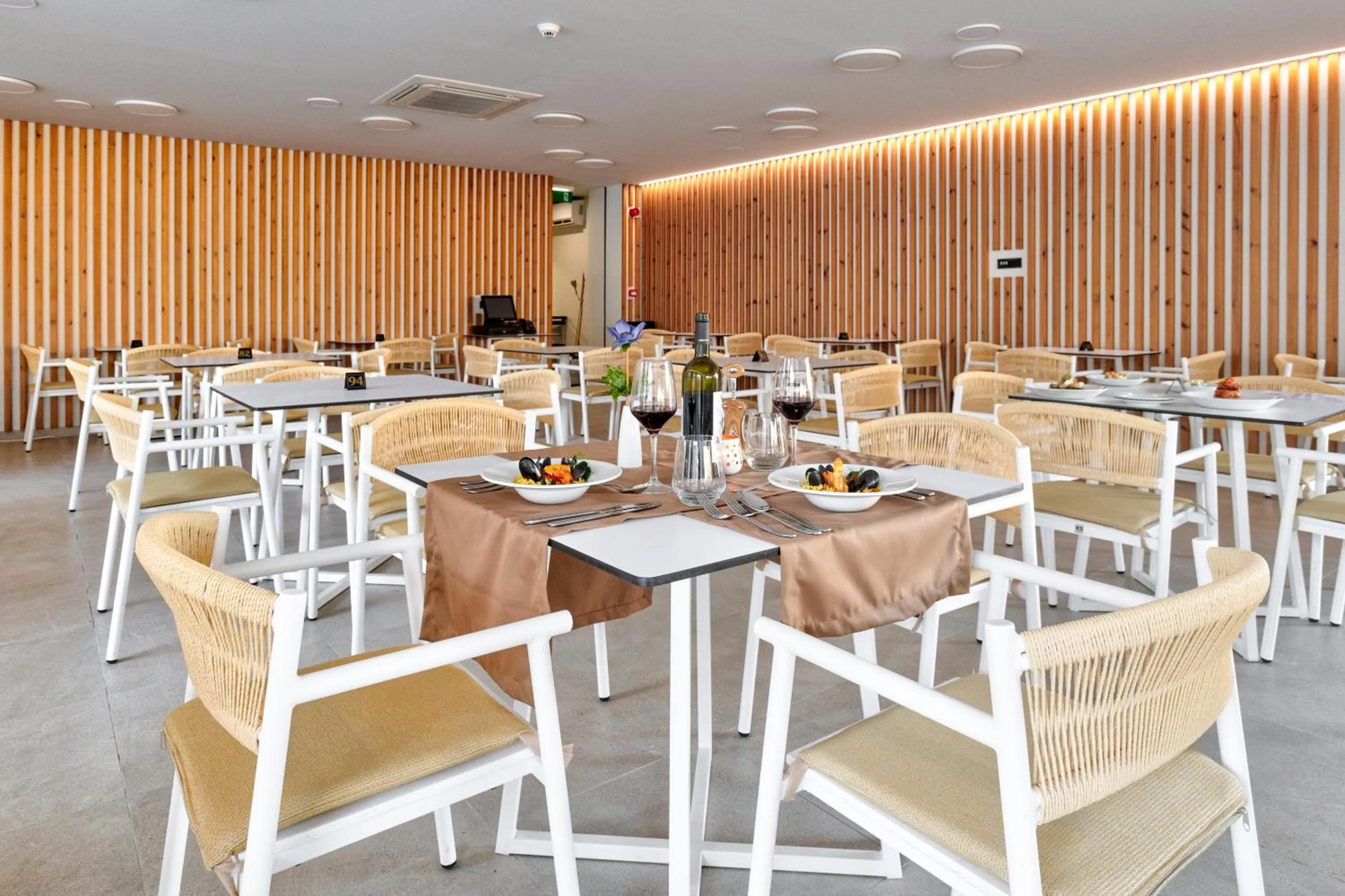 Restaurant/places to eat in White Olive Elite Laganas