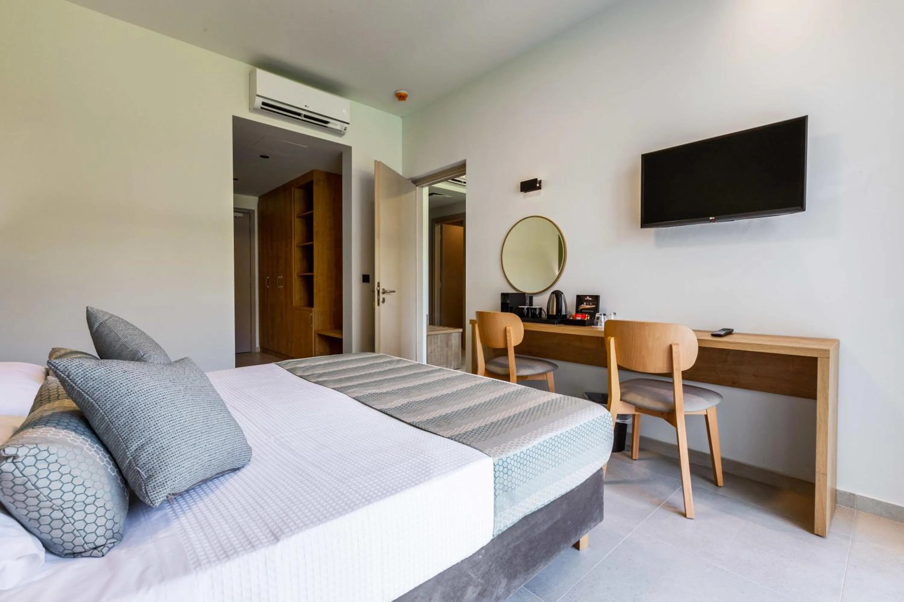 Photo of the whole room, Bed in White Olive Elite Laganas