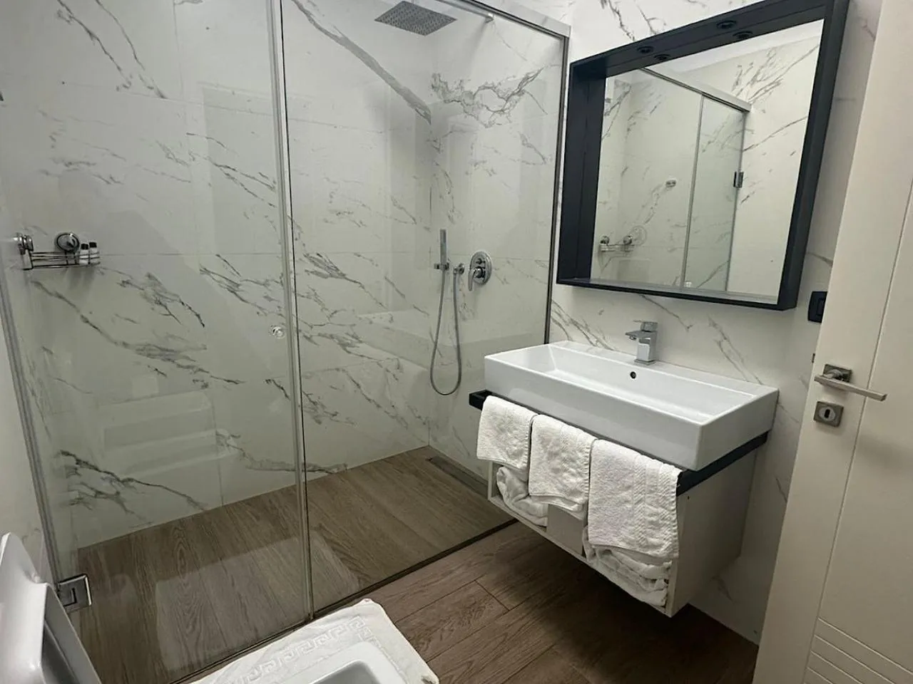 Shower in Hotel Vila Tirana