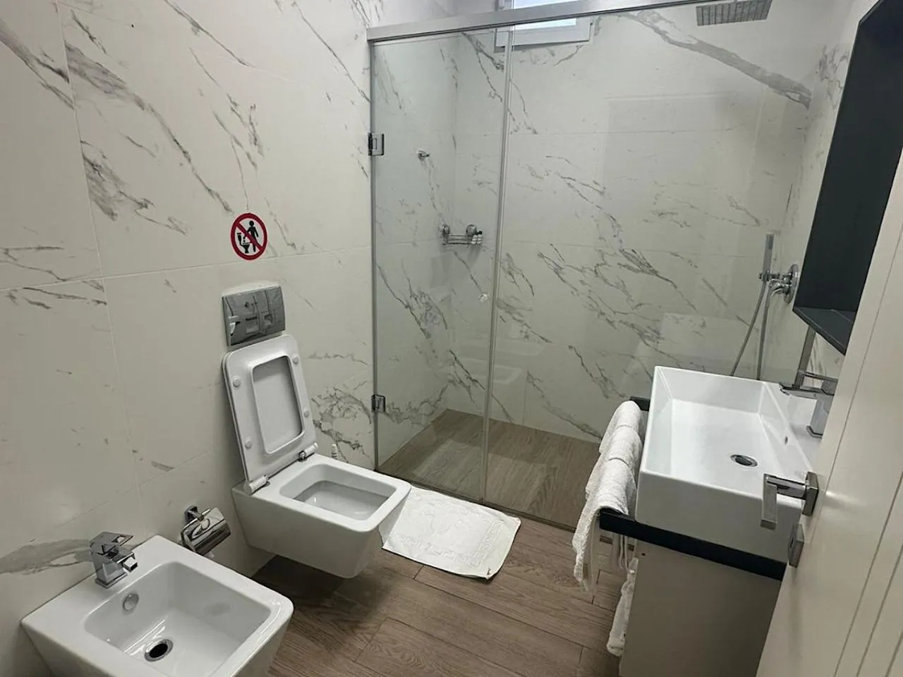 Toilet in Hotel Vila Tirana