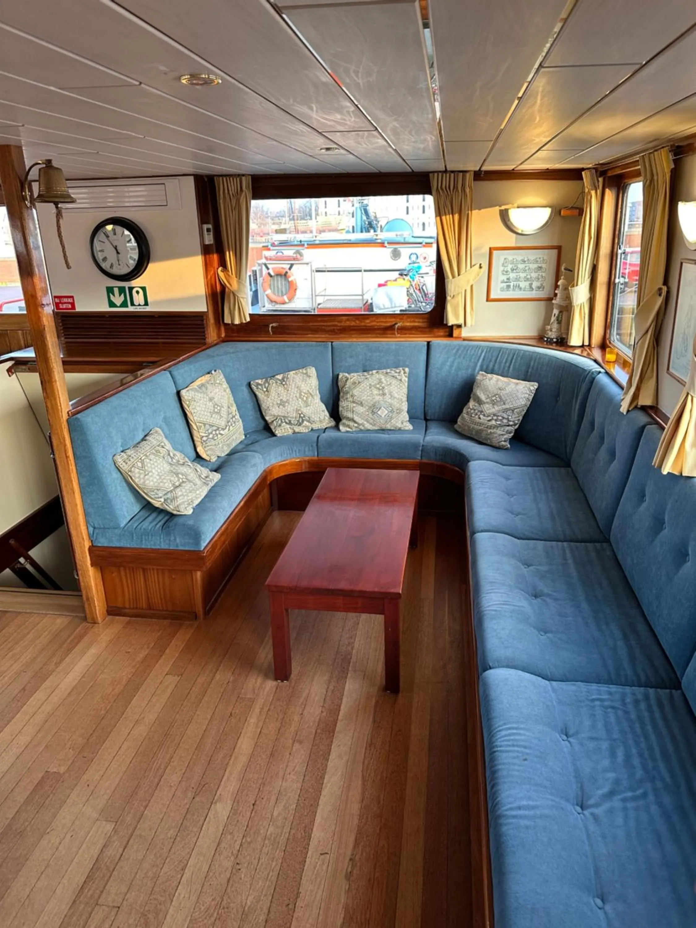 Seating area in Hotelboat Angeline