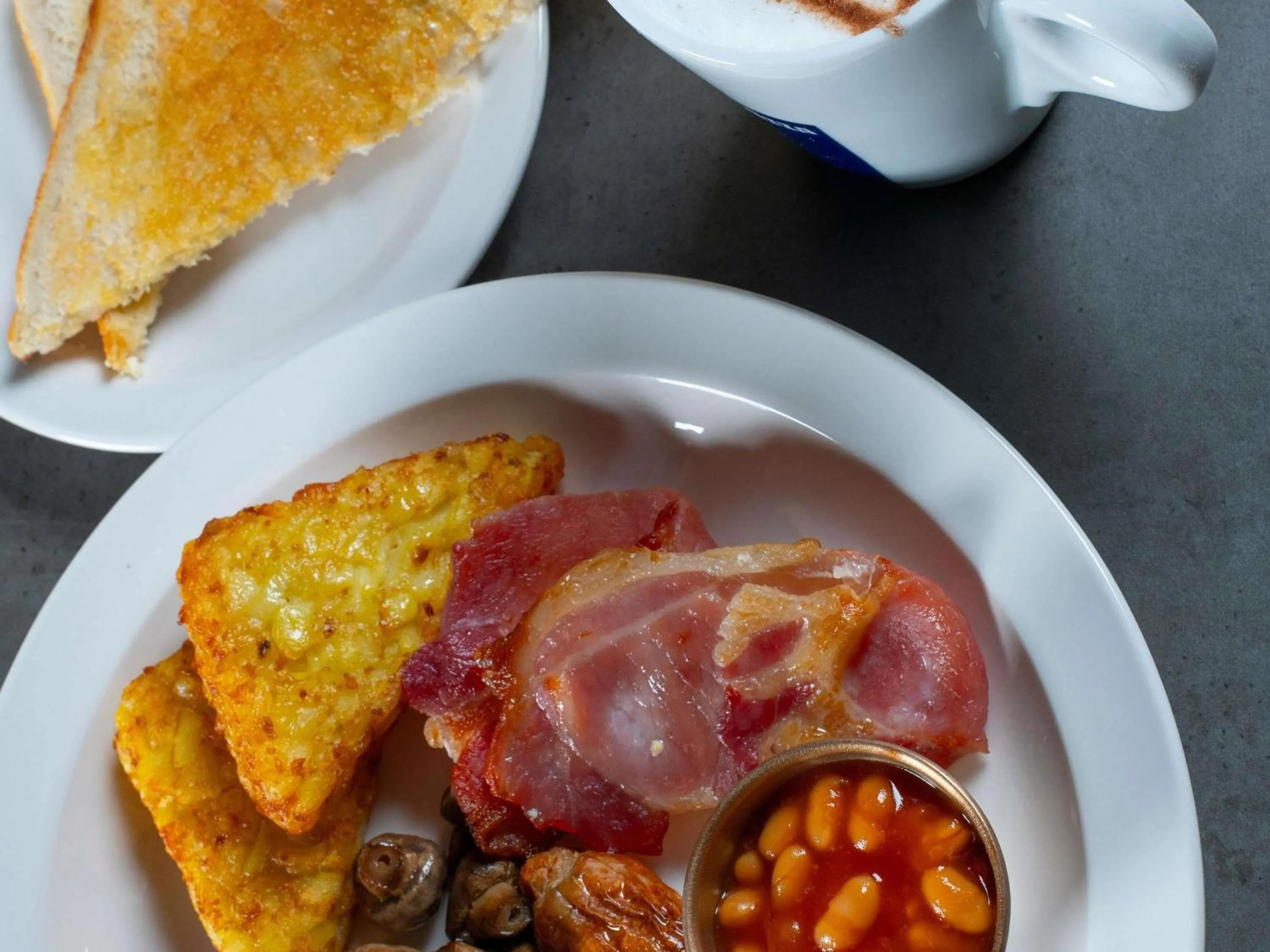 Restaurant/places to eat in ibis Styles London Gatwick Airport