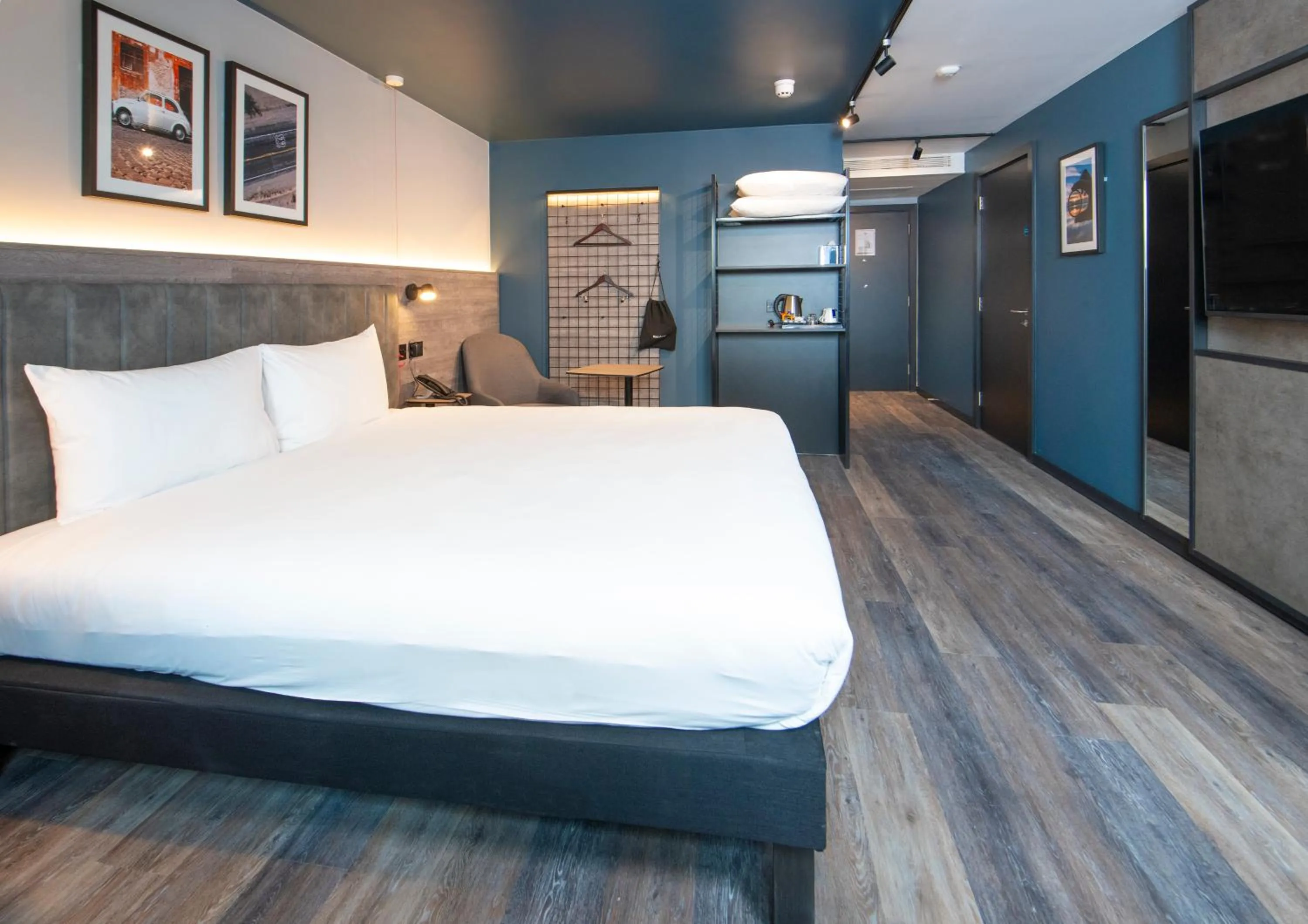 Photo of the whole room, Bed in ibis Styles London Gatwick Airport