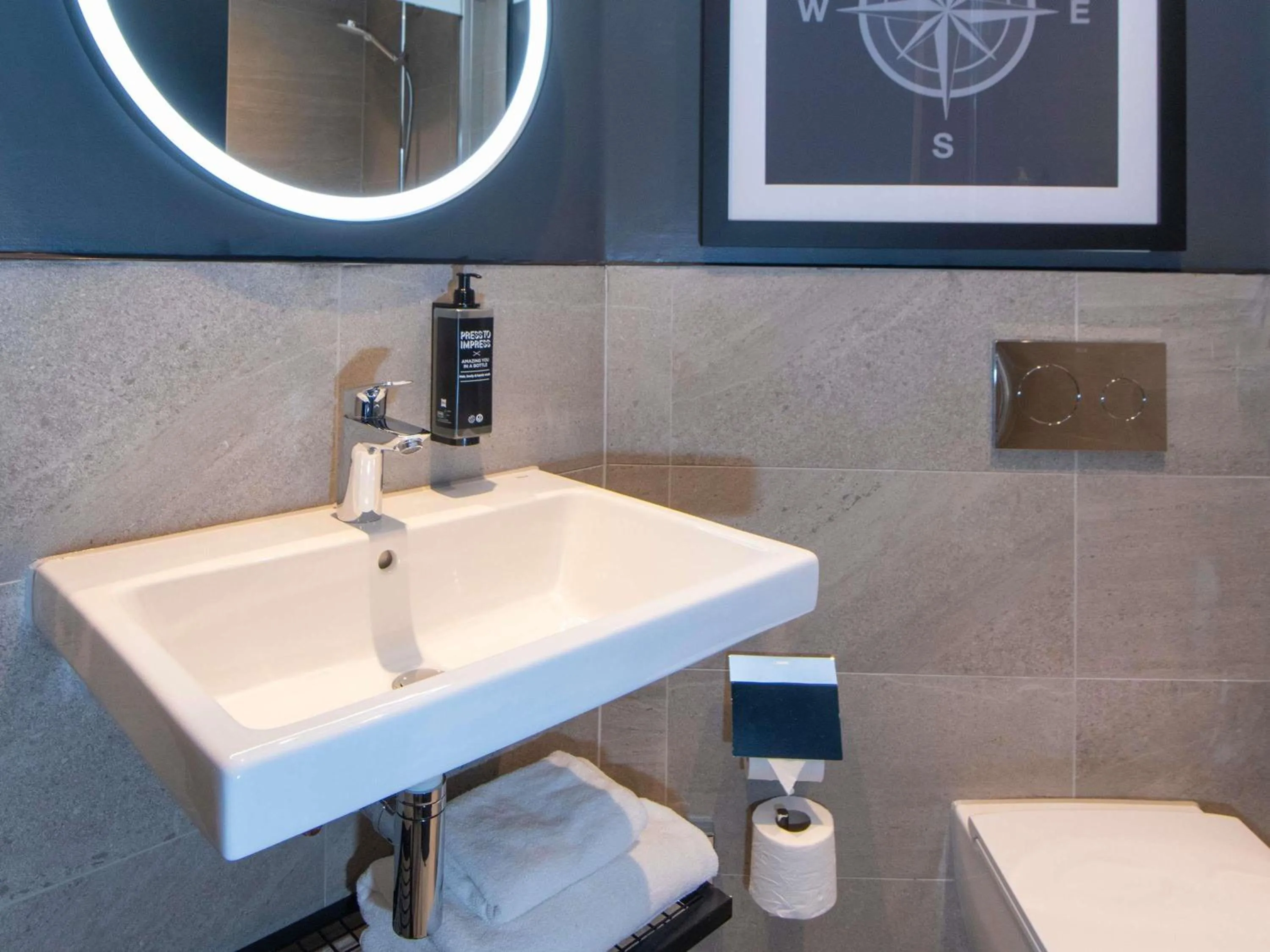 Bedroom in ibis Styles London Gatwick Airport