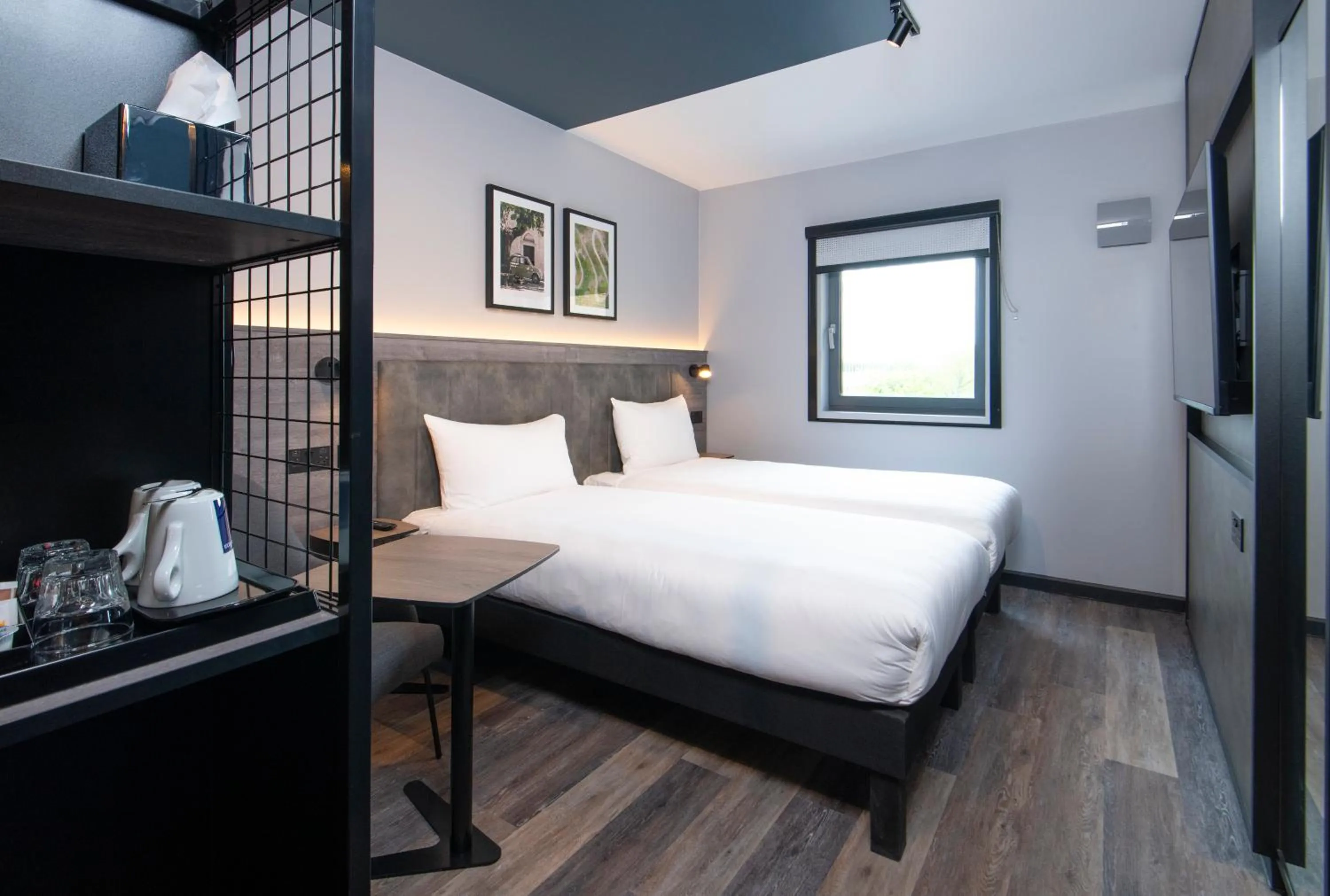 Photo of the whole room, Bed in ibis Styles London Gatwick Airport