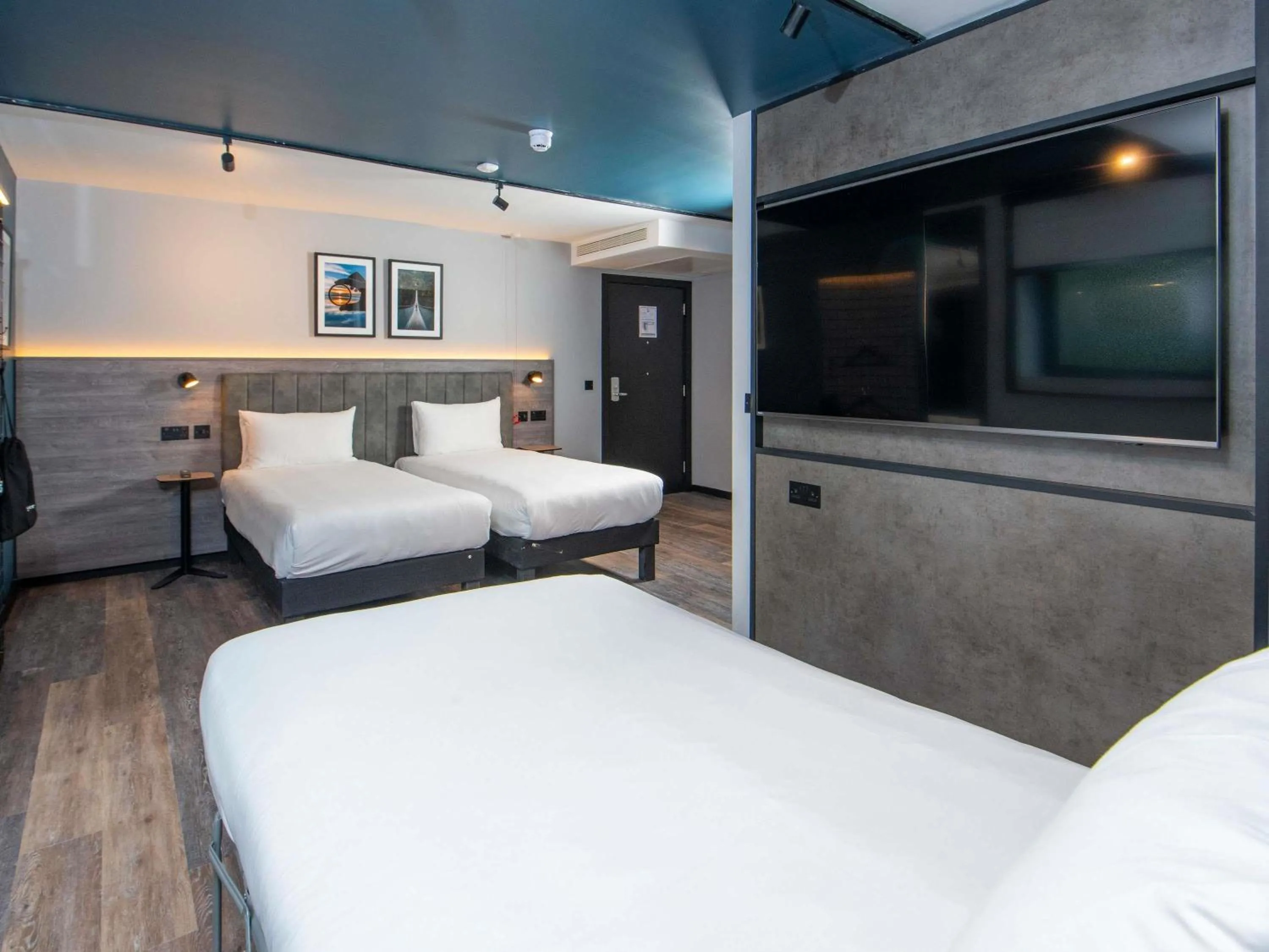 Bedroom, Bed in ibis Styles London Gatwick Airport