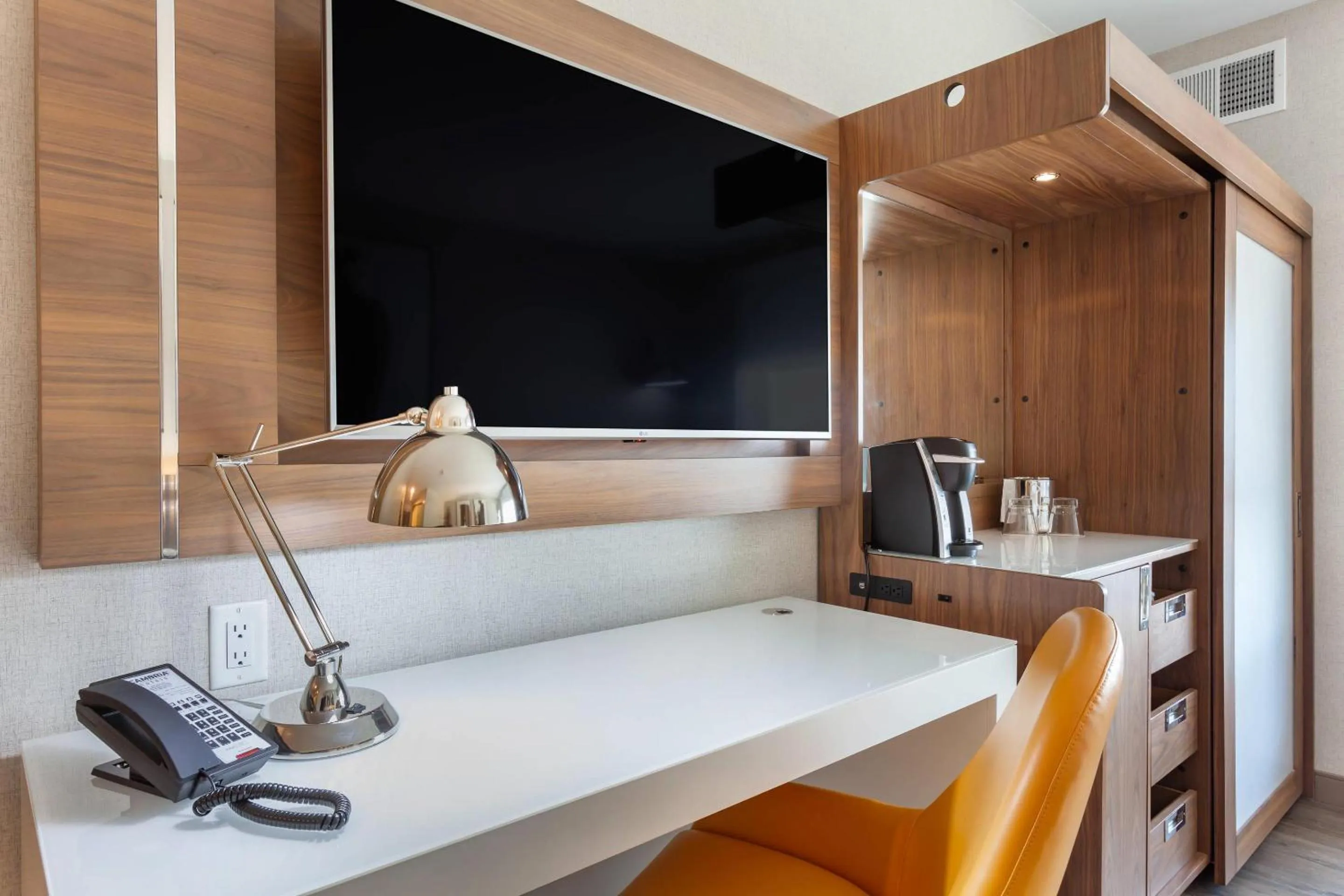 TV and multimedia in Cambria Hotel Plano - Richardson Garland