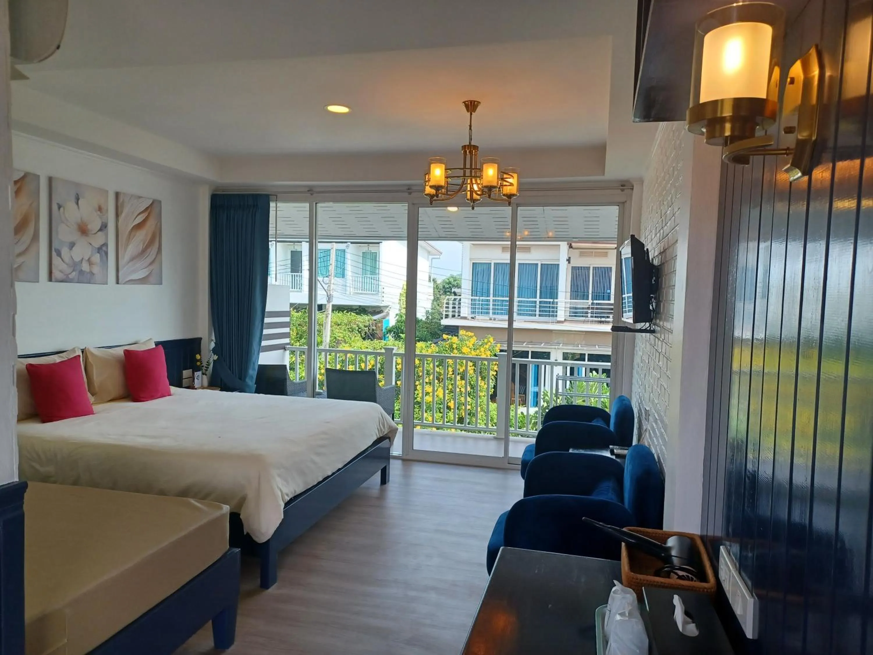 Photo of the whole room, Bed in Koh Larn Riviera