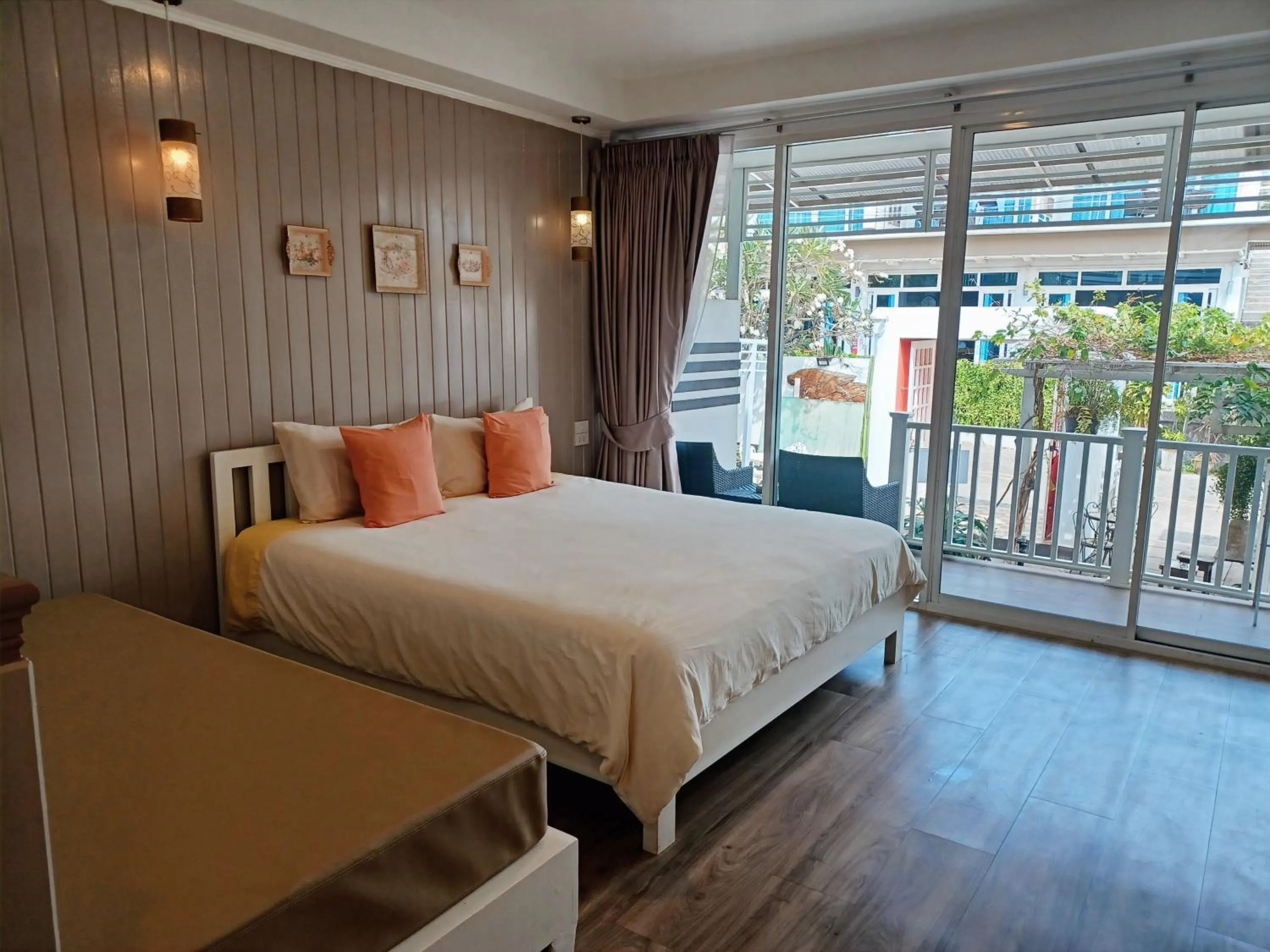 Photo of the whole room, Bed in Koh Larn Riviera