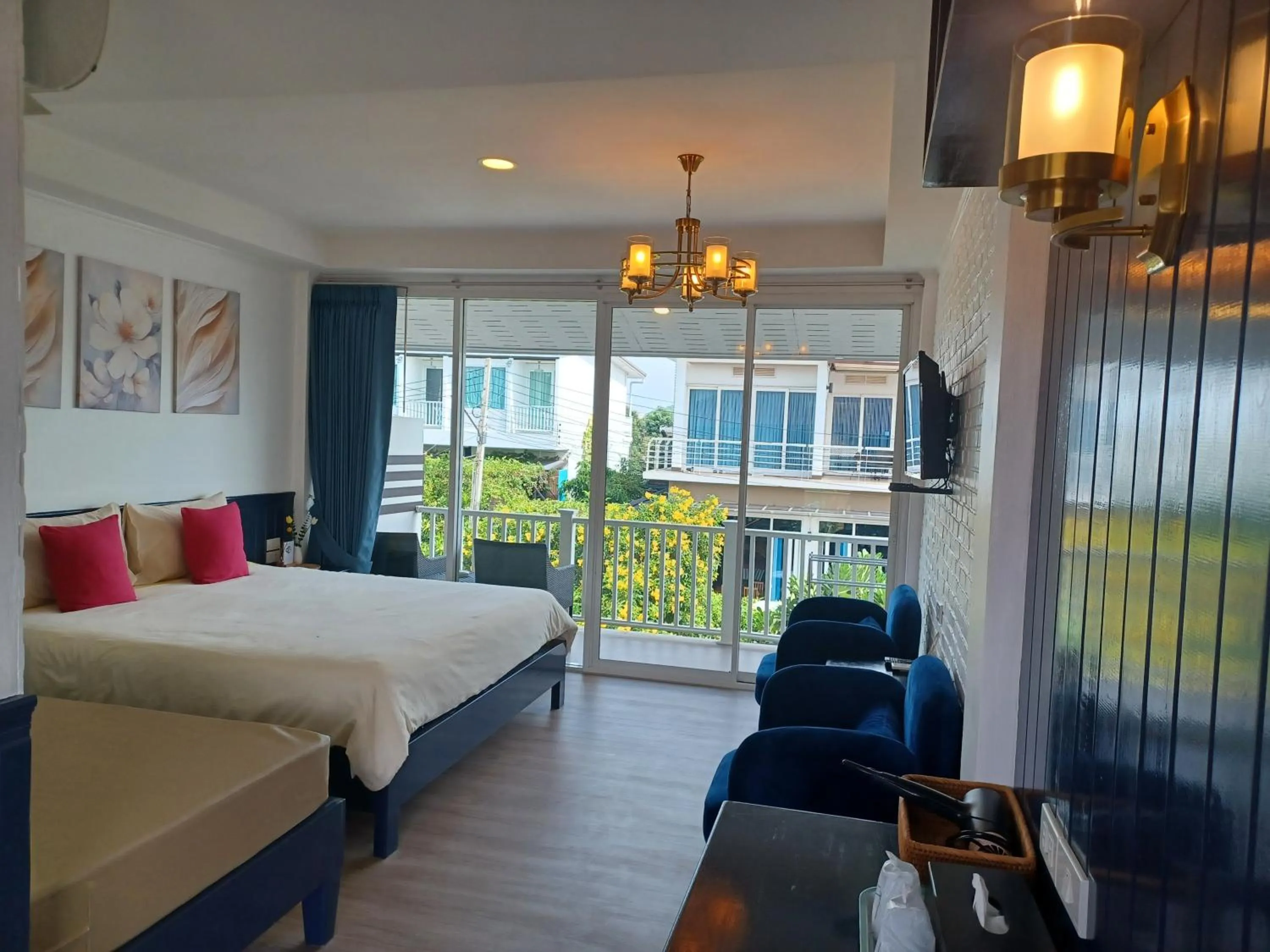 Photo of the whole room, Bed in Koh Larn Riviera