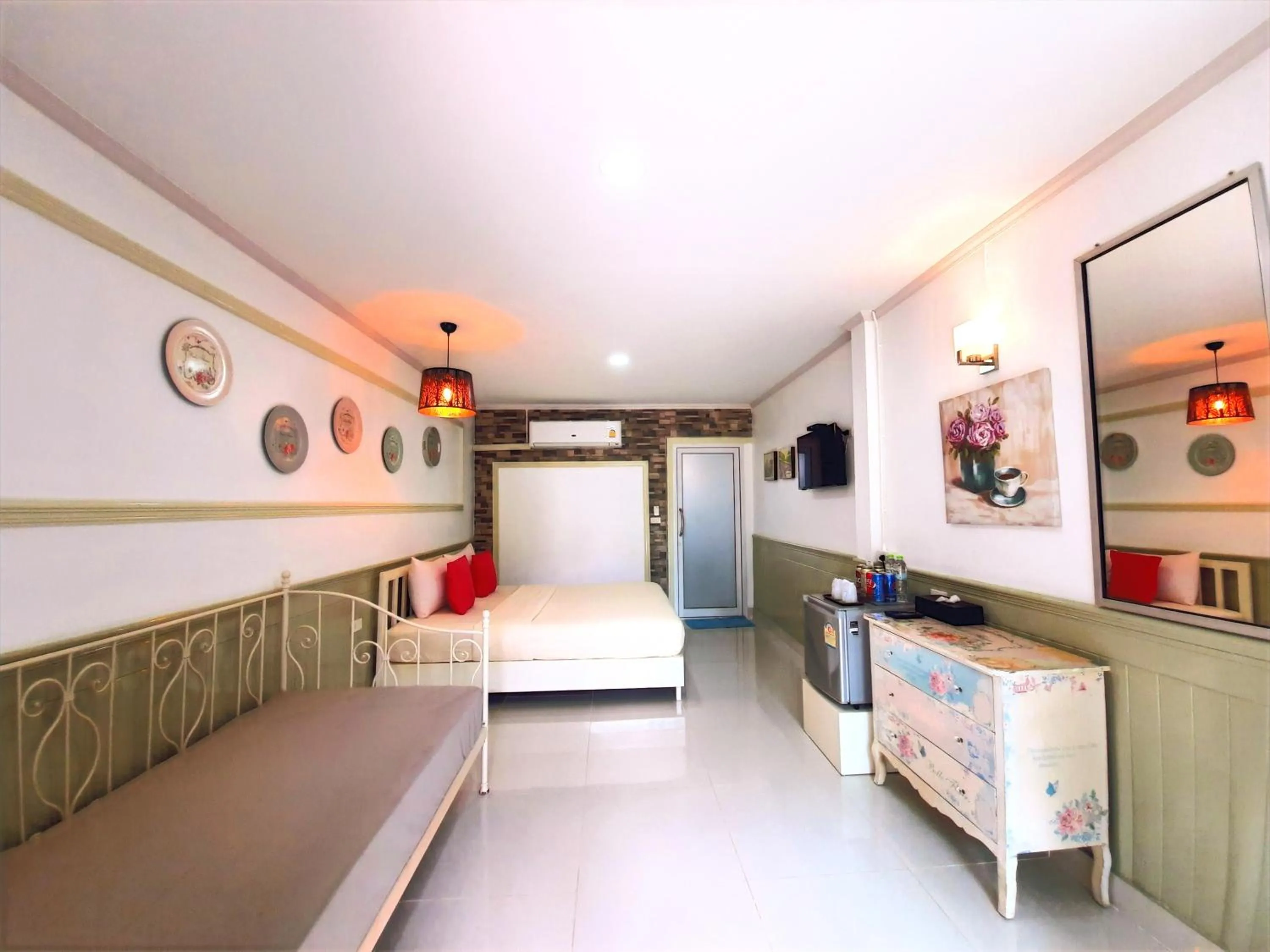 Photo of the whole room, Bed in Koh Larn Riviera