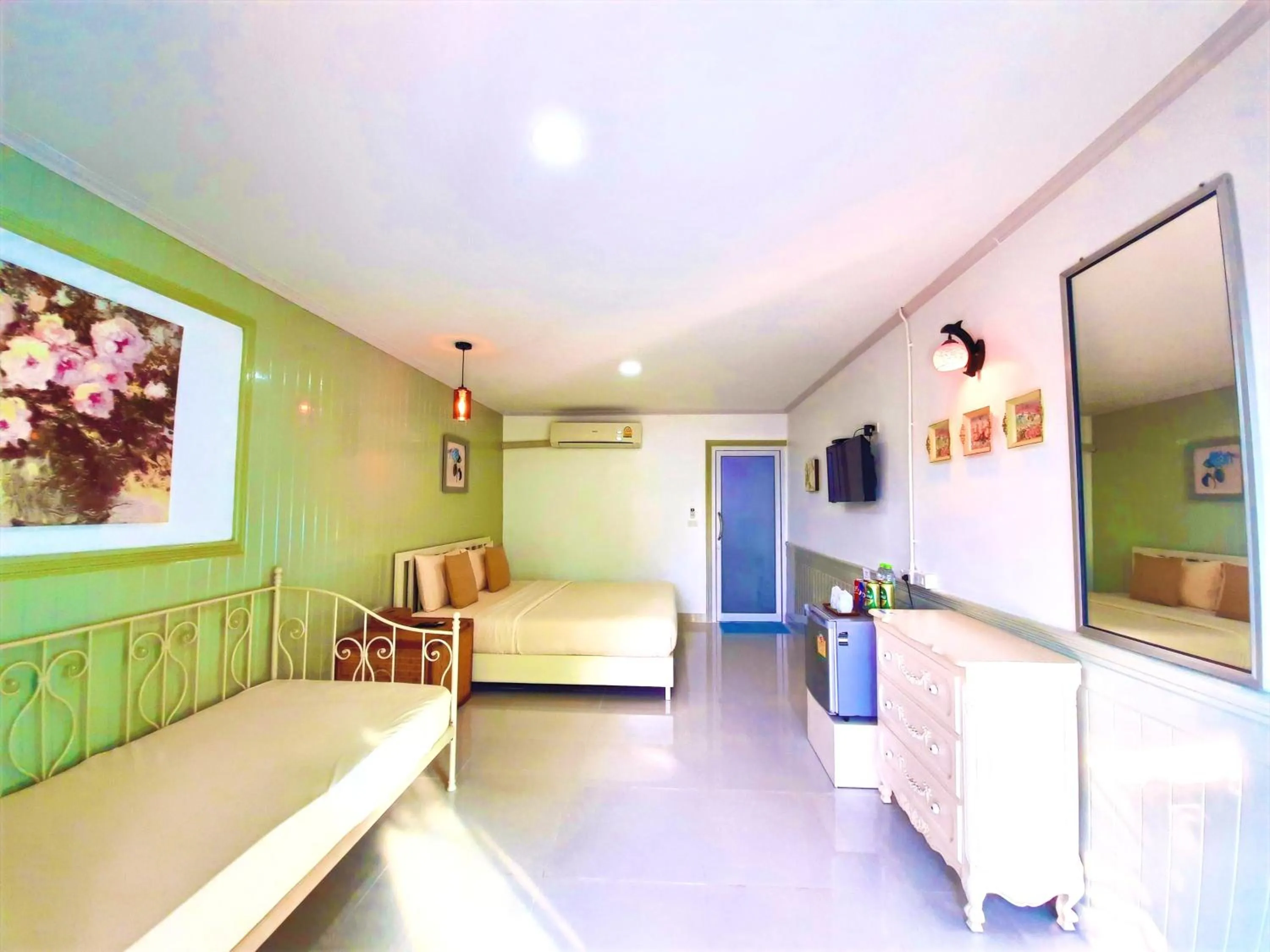 Photo of the whole room, Bed in Koh Larn Riviera