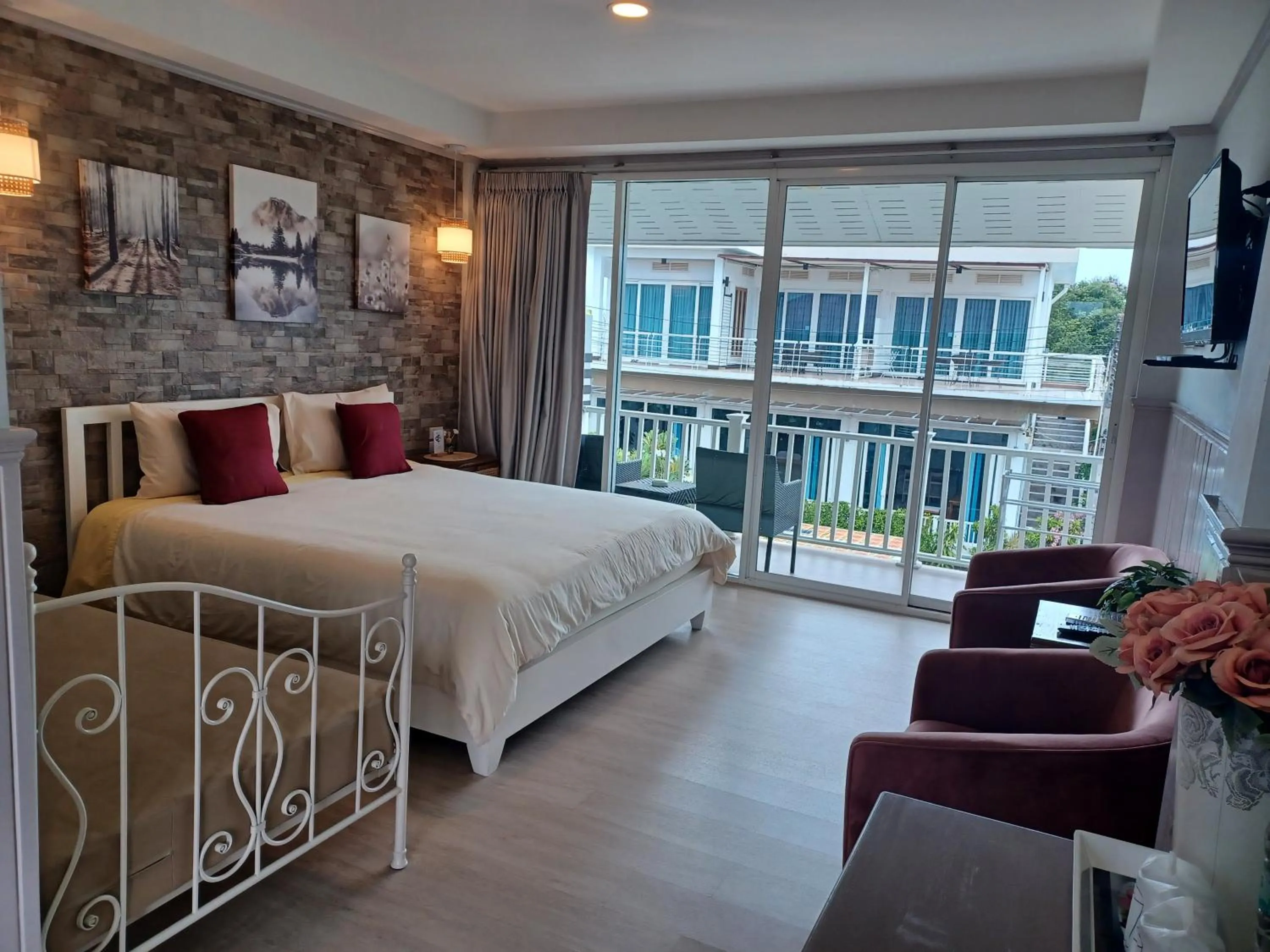 Photo of the whole room, Bed in Koh Larn Riviera