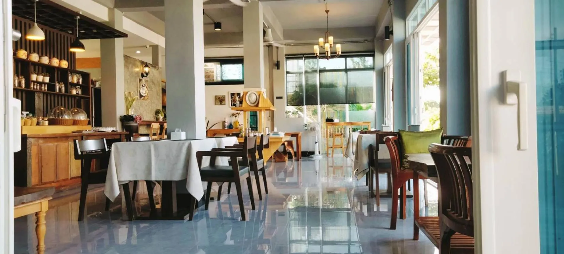 Restaurant/places to eat in Koh Larn Riviera